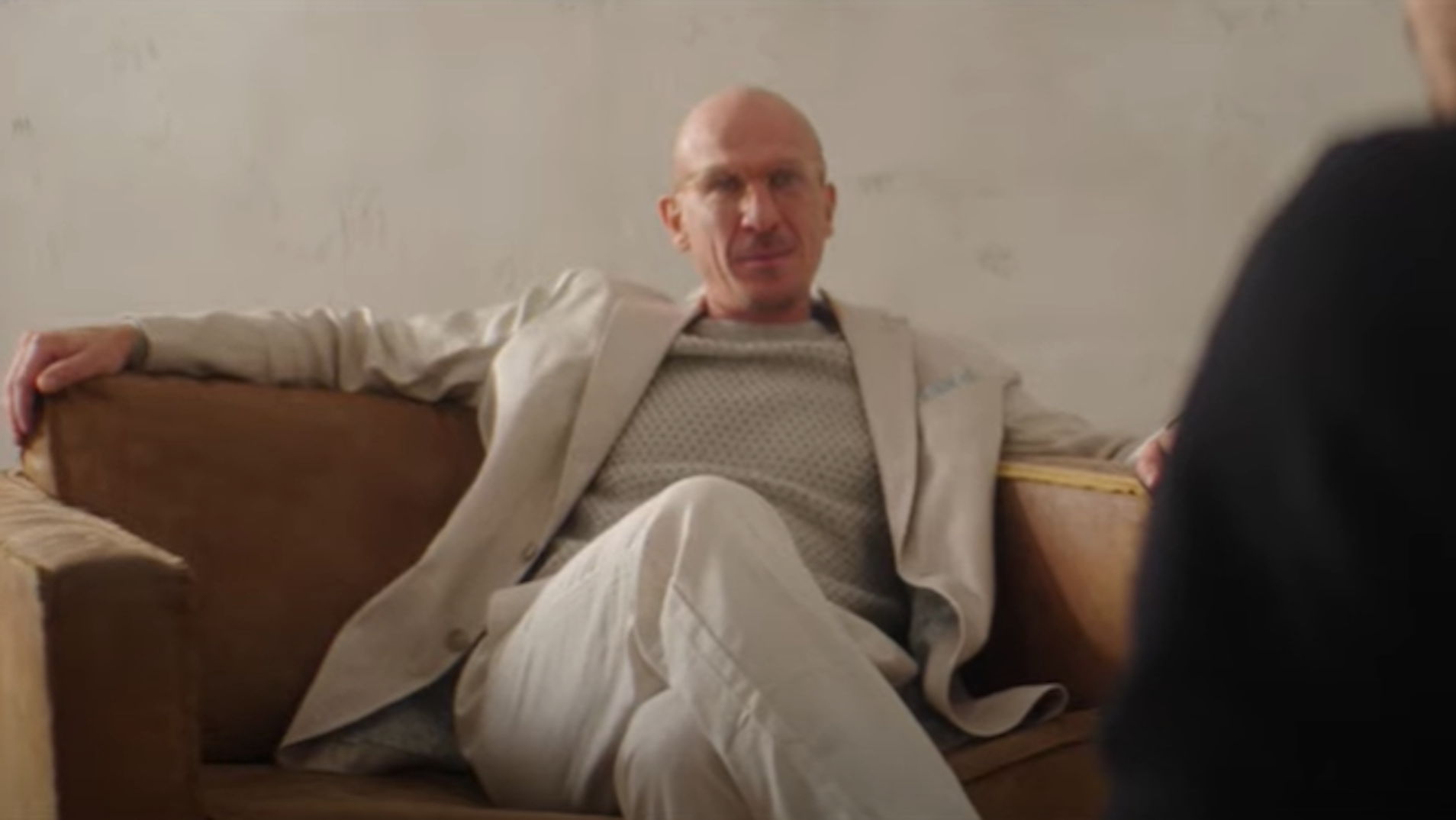 FC-Trainer Gerhard Struber als Achtsamkeitscoach im FC-Weihnachtsfilm 2024.