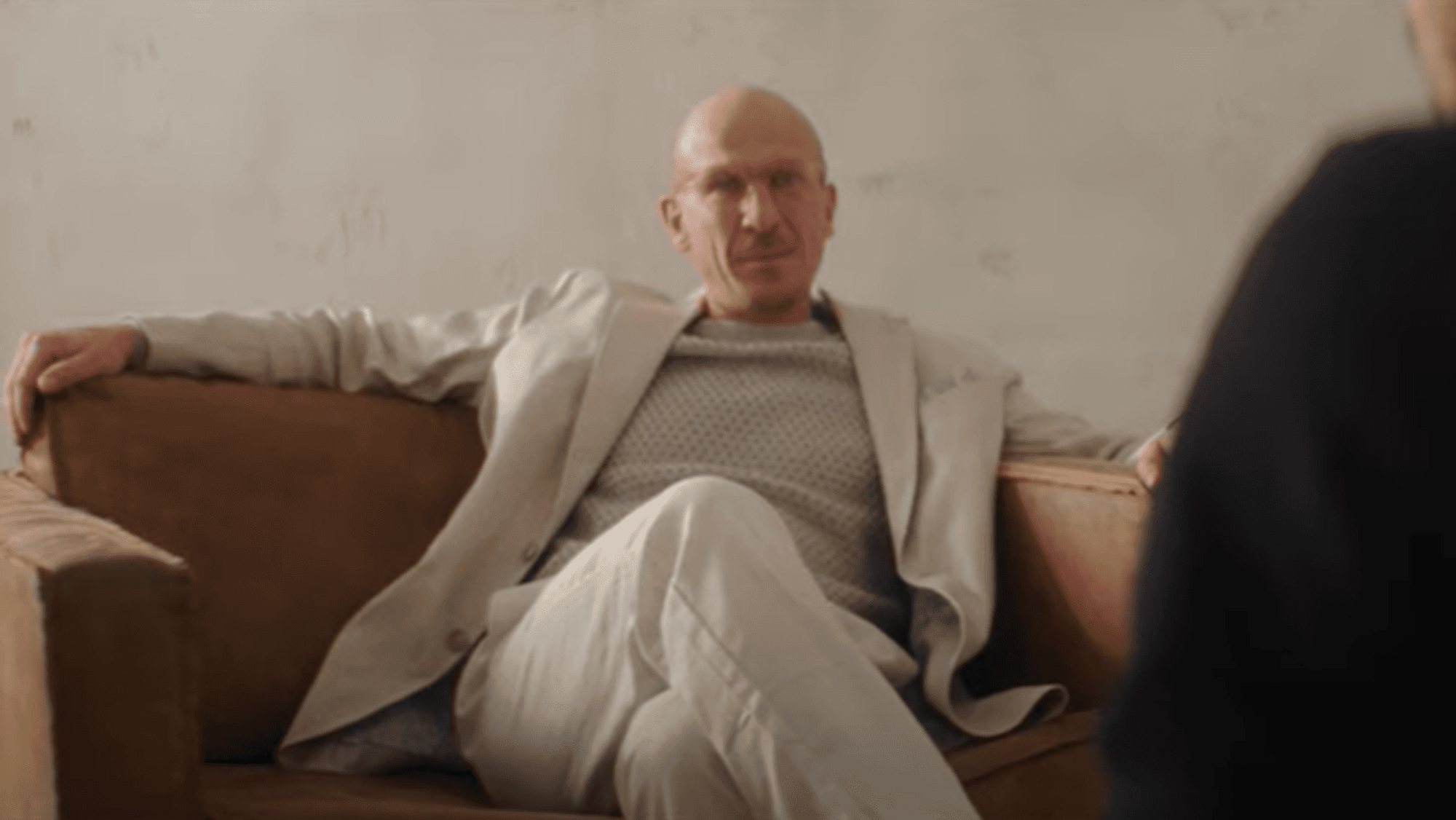 FC-Trainer Gerhard Struber als Achtsamkeitscoach im FC-Weihnachtsfilm 2024.