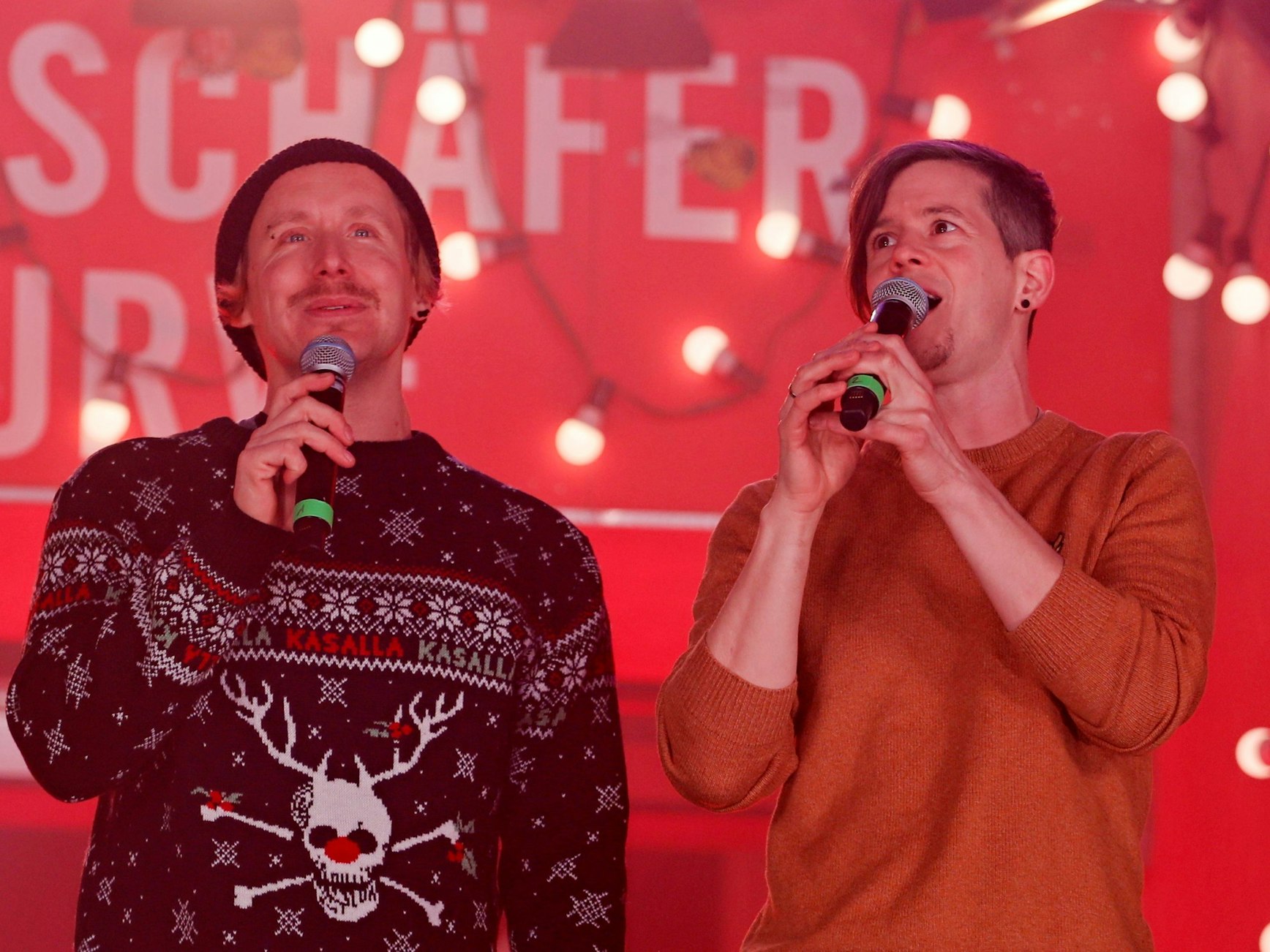 Flo Peil und Sebi Wagner von Kasalla singen beim Weihnachtskonzert in Köln.