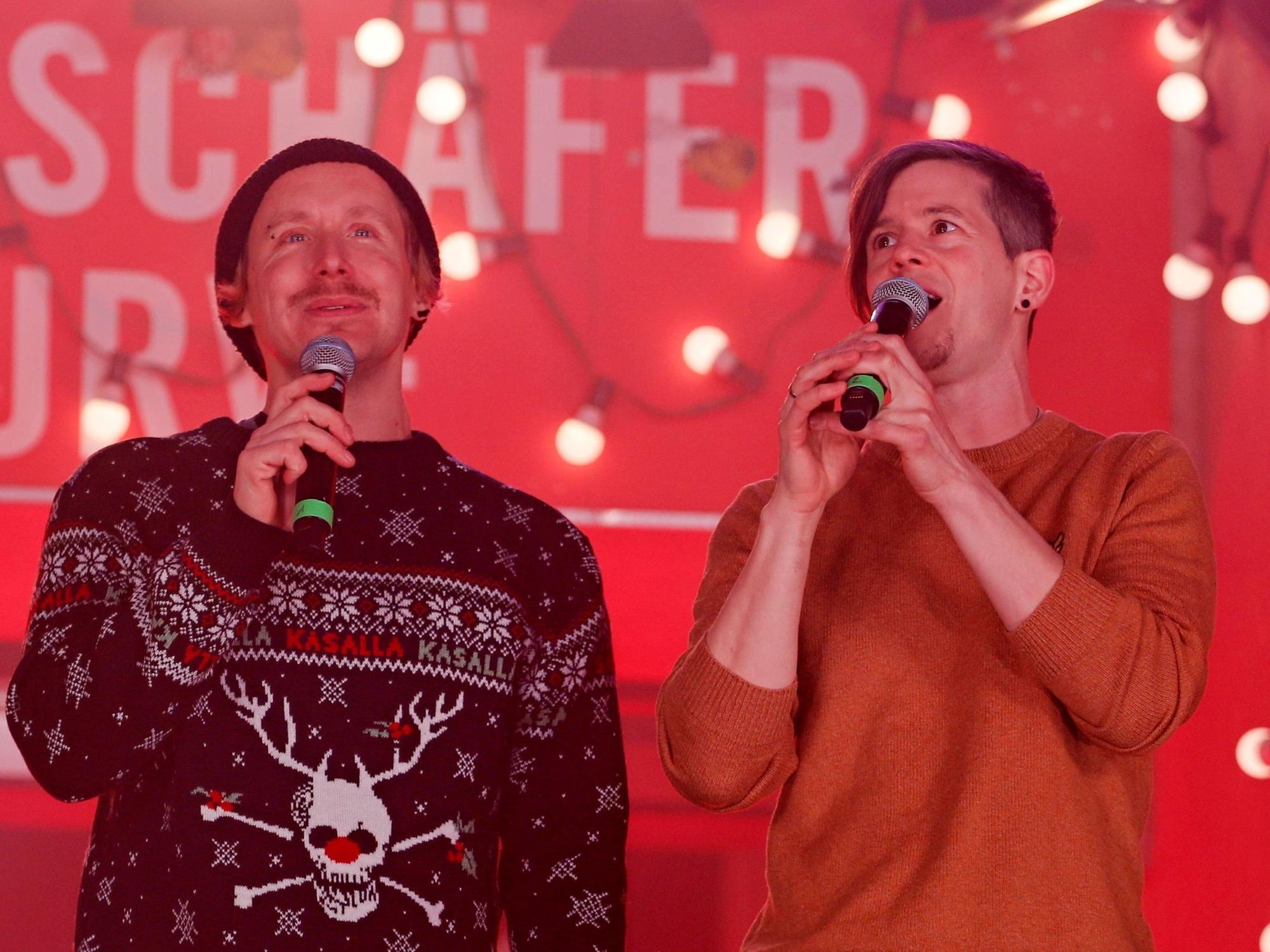 Flo Peil und Sebi Wagner von Kasalla singen beim Weihnachtskonzert in Köln.