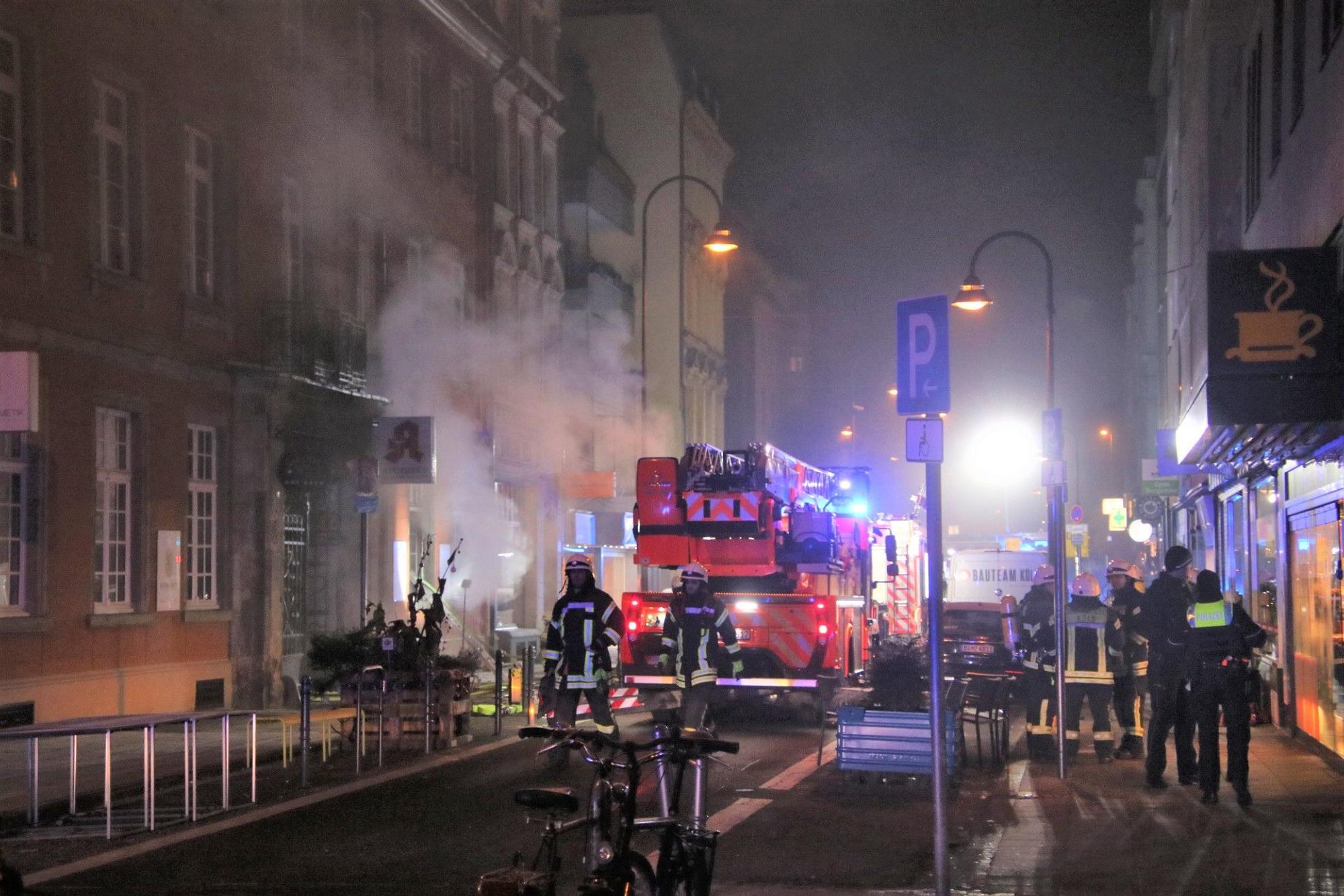 Feuerwehr Köln bei einem Einsatz in der Nacht.