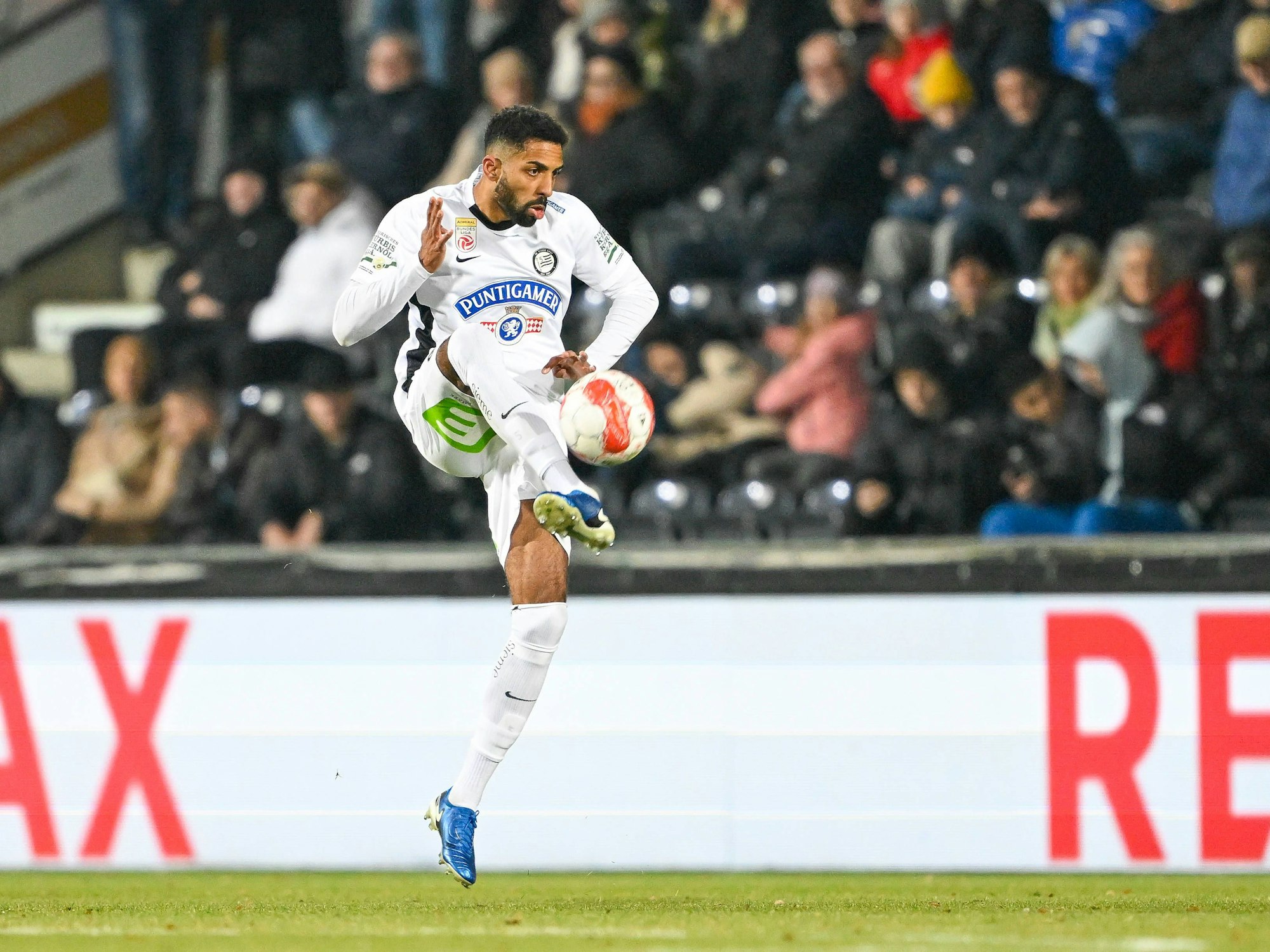 Gregory Wüthrich nimmt den Ball an.