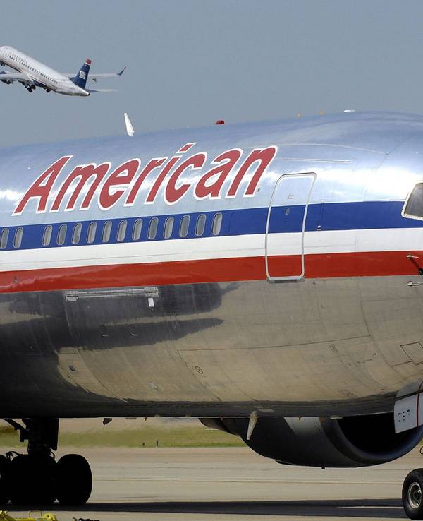 Ein Flugzeug der American Airlines steht auf dem internationalen Flughafen Dallas-Fort Worth.