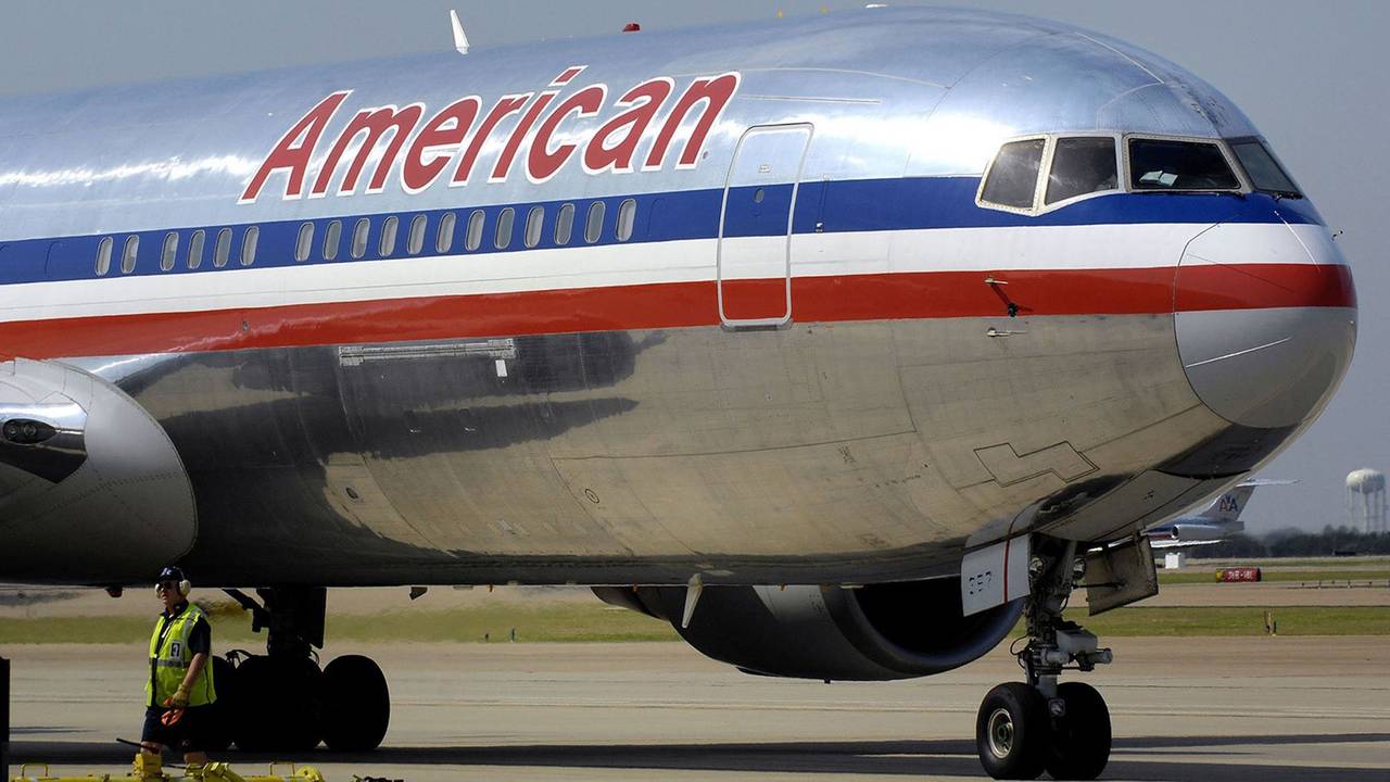 Ein Flugzeug der American Airlines steht auf dem internationalen Flughafen Dallas-Fort Worth.