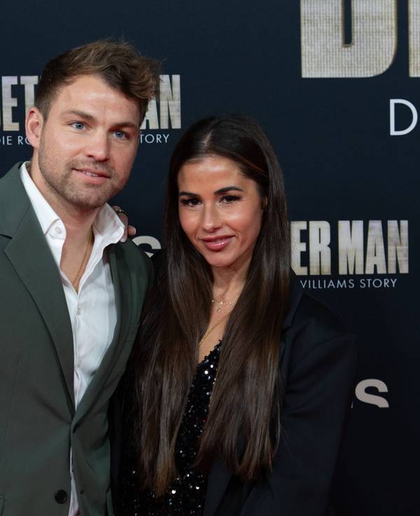 Julian ENGELS, Fussballspieler, und Sarah ENGELS, Saengerin, Roter Teppich, Red Carpet Show, Ankunft, arrival, Filmpremiere BETTER MAN - Die Robbie Williams Story am 08.12.2024 im Cinedom-Kino in Koeln,