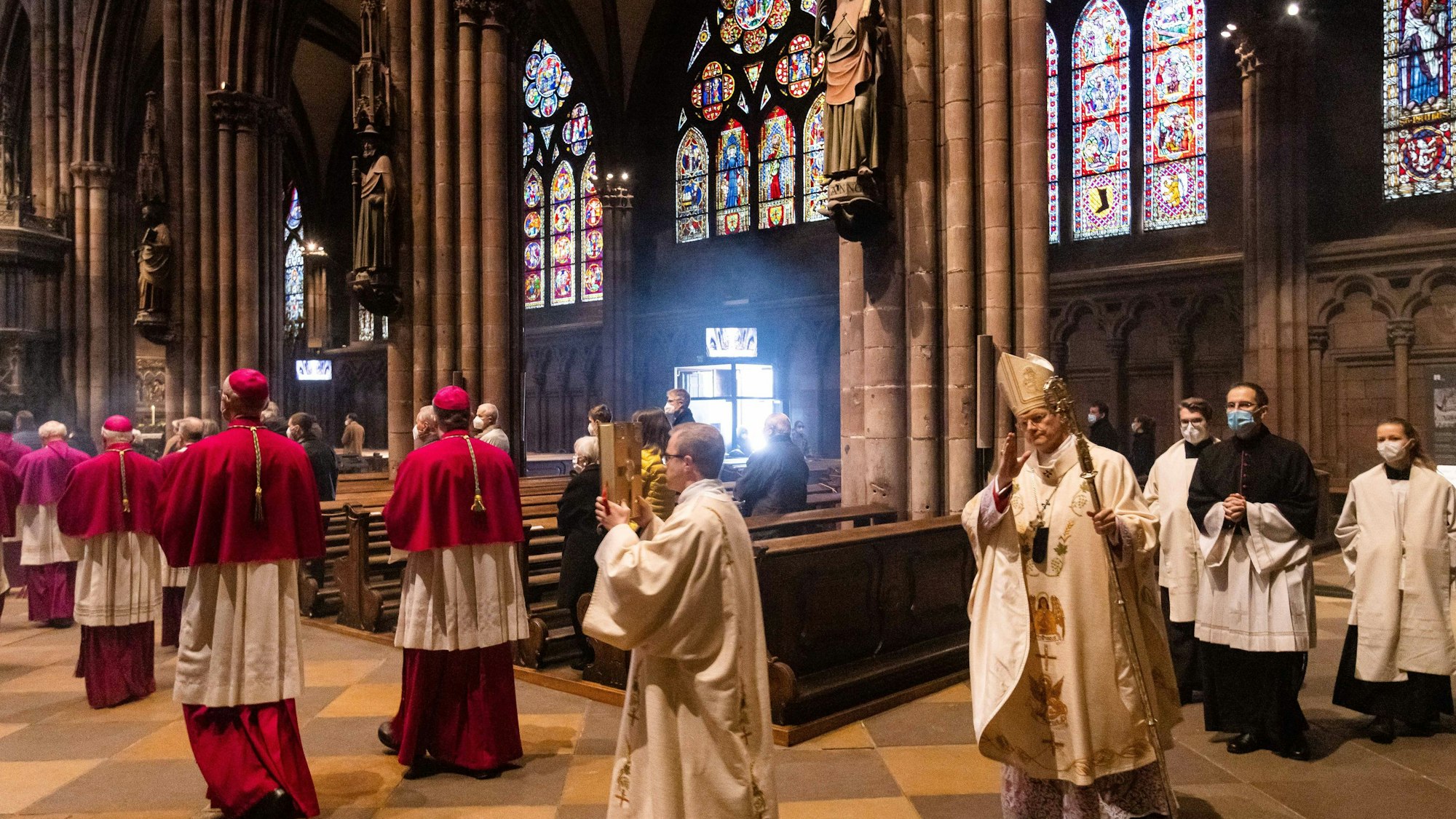 Bei der Christmette im Freiburger Münster kam es zum Affront gegen Erzbischof Stephan Burger (4. von rechts, hier beim Ostergottesdienst 2021).