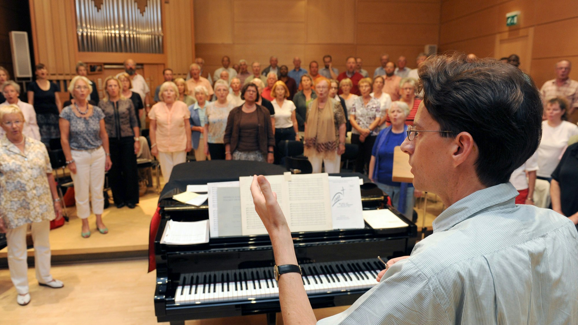 Domkapellmeister Boris Böhmann (vorn) mit dem Freiburger Domchor (hier 2011).