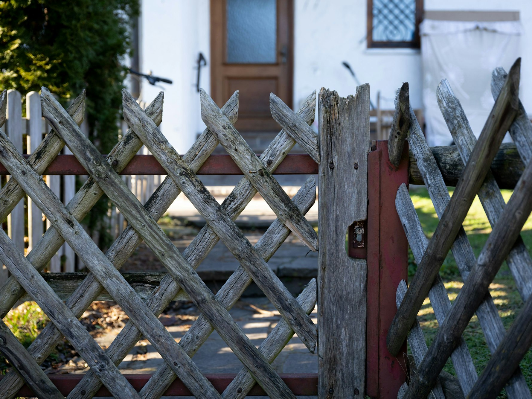 Ein Jägerzaun steht vor einem Wohnhaus. In dem Haus sind am ersten Weihnachtsfeiertag die Leichen zweier Kinder und ihre verletzte Mutter gefunden worden. Die Ermittler gingen zunächst davon aus, dass die Frau ihre sechs und sieben Jahre alten Kinder an Heiligabend oder in der Nacht mit einem Werkzeug tödlich verletzte. Anschließend soll sie versucht haben, sich selbst zu töten.