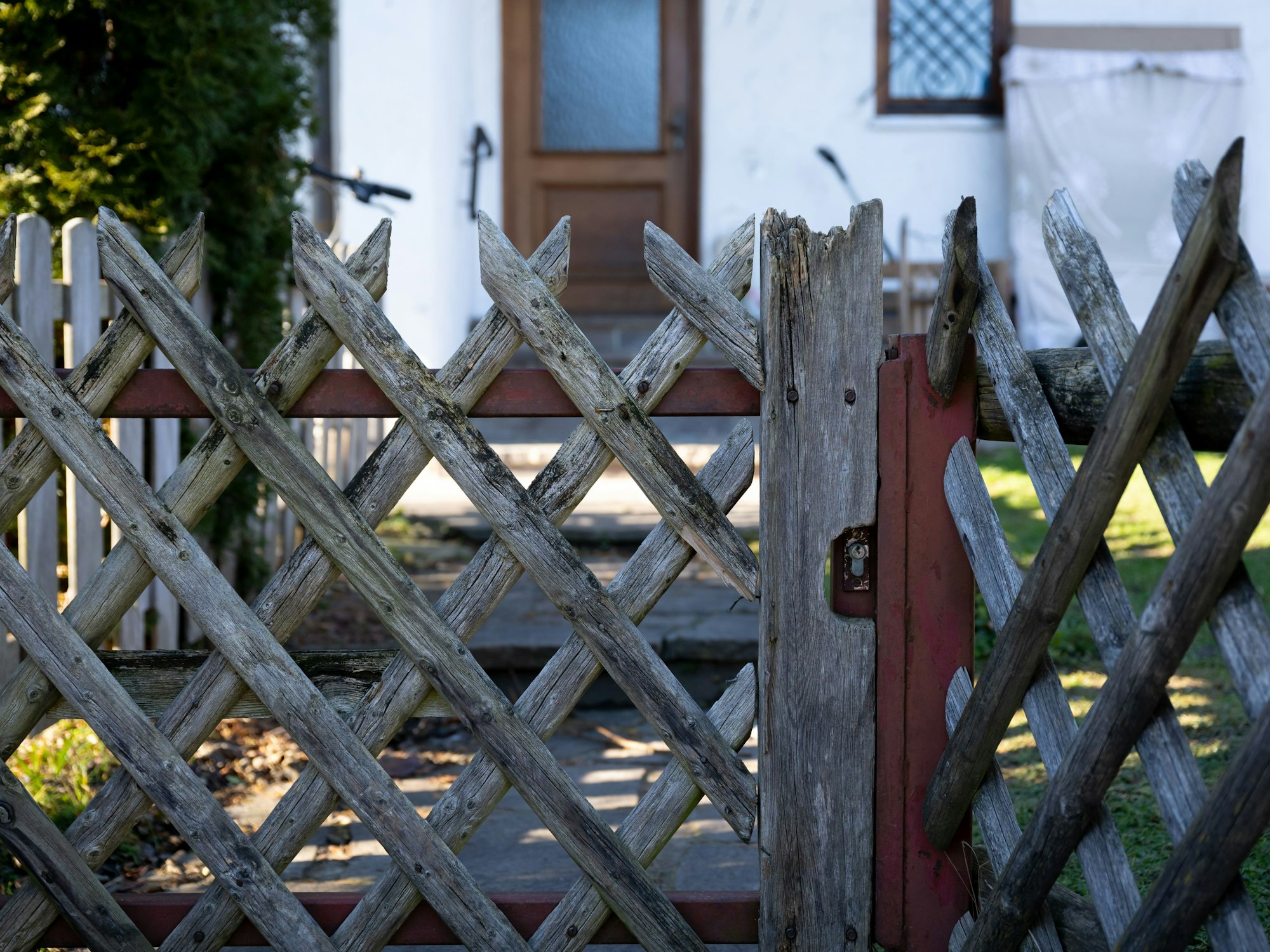 Ein Jägerzaun steht vor einem Wohnhaus. In dem Haus sind am ersten Weihnachtsfeiertag die Leichen zweier Kinder und ihre verletzte Mutter gefunden worden. Die Ermittler gingen zunächst davon aus, dass die Frau ihre sechs und sieben Jahre alten Kinder an Heiligabend oder in der Nacht mit einem Werkzeug tödlich verletzte. Anschließend soll sie versucht haben, sich selbst zu töten.