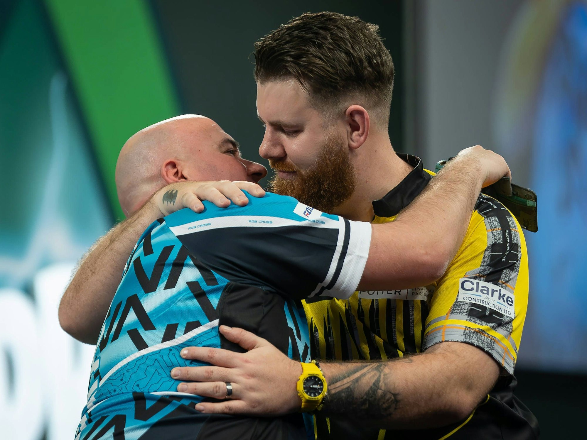 Rob Cross und Scott Williams umarmen sich nach ihrem Match.