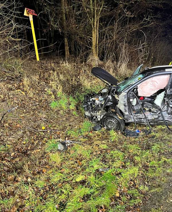 Ein Unfallauto steht auf der Autobahn.