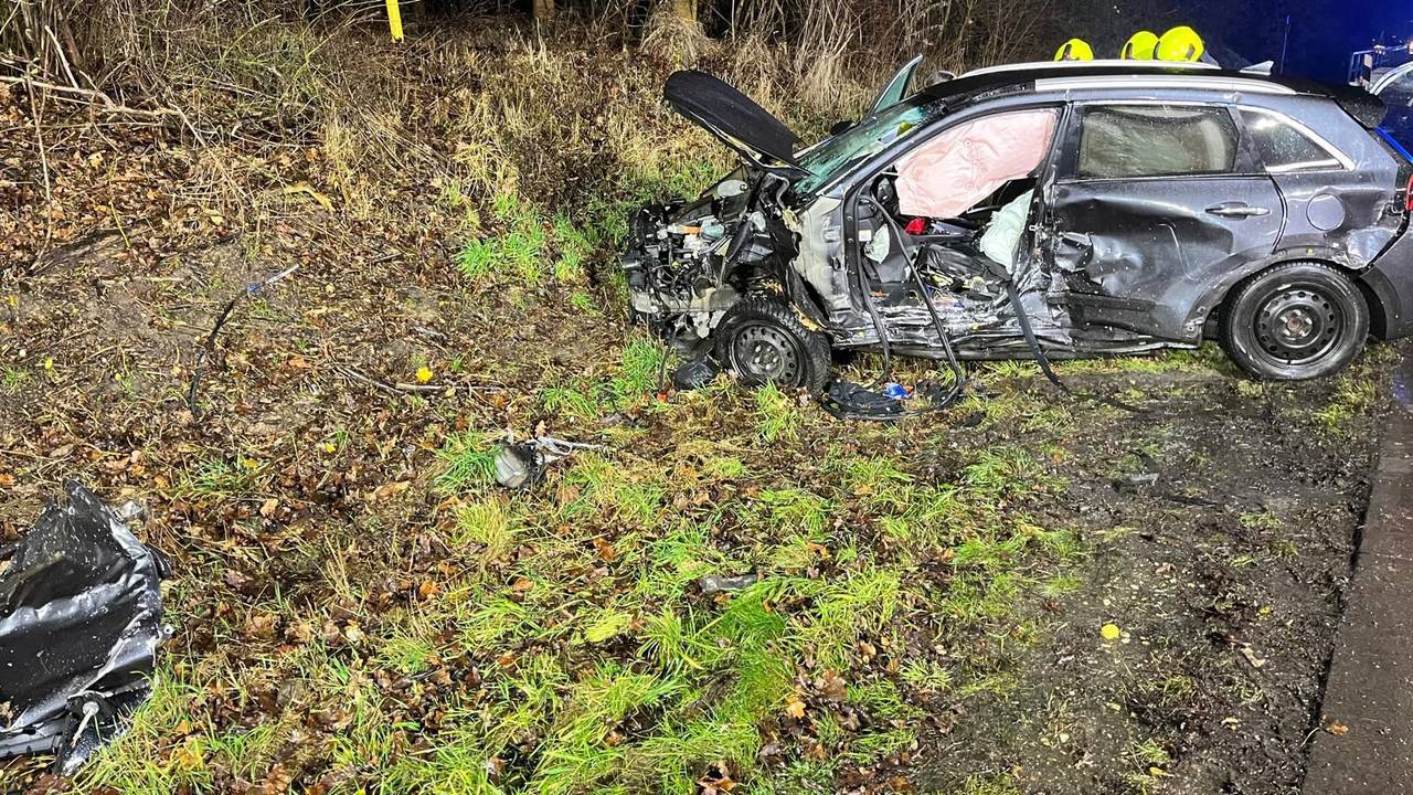 Ein Unfallauto steht auf der Autobahn.