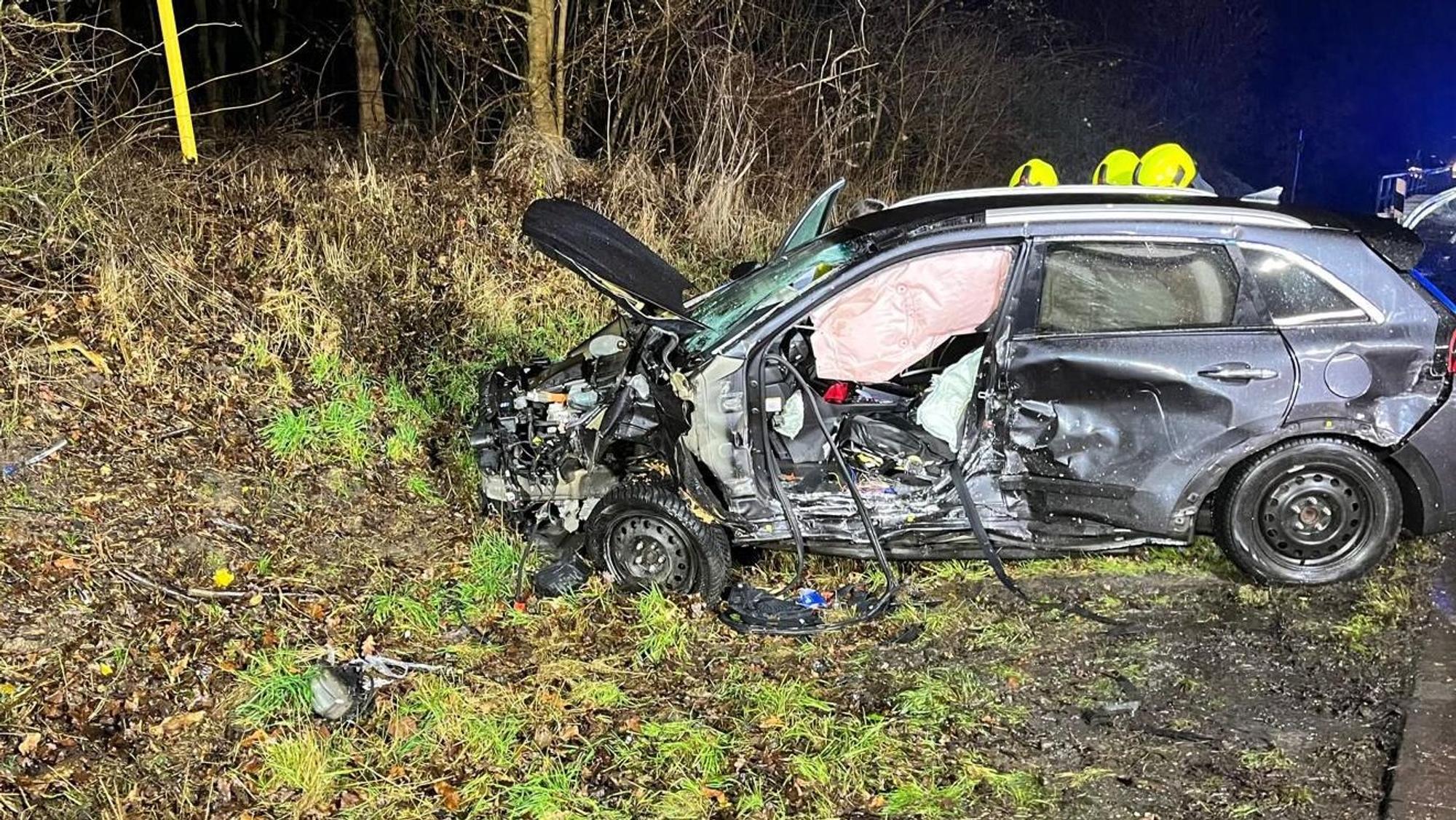 Ein Unfallauto steht auf der Autobahn.