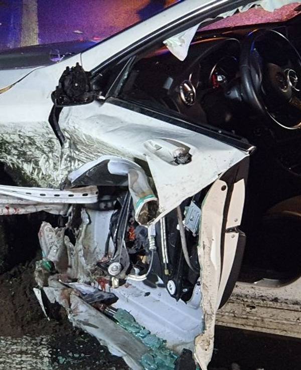 Bei einem Unfall auf der Autobahn A3 bei Emmerich hat sich ein Teil der Leitplanke gelöst. Das Metallteil durchbohrte das Auto und verletzte den Fahrer im Innenraum lebensgefährlich.