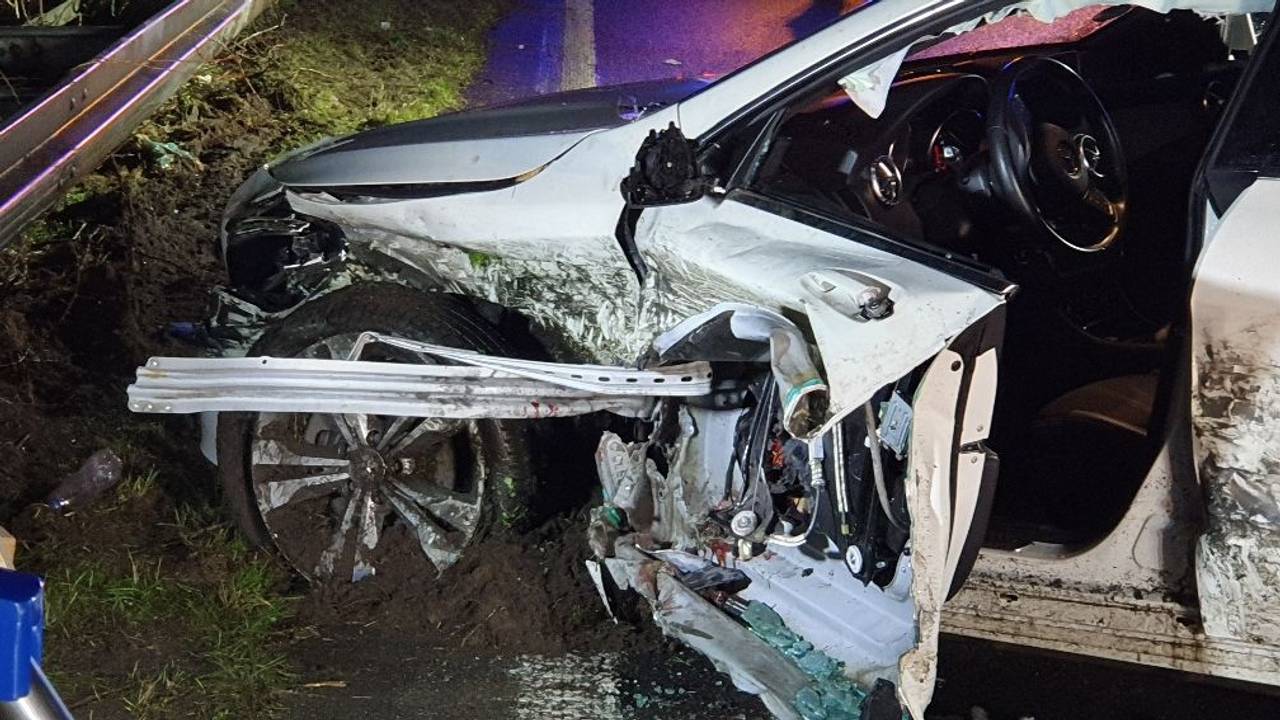 Bei einem Unfall auf der Autobahn A3 bei Emmerich hat sich ein Teil der Leitplanke gelöst. Das Metallteil durchbohrte das Auto und verletzte den Fahrer im Innenraum lebensgefährlich.