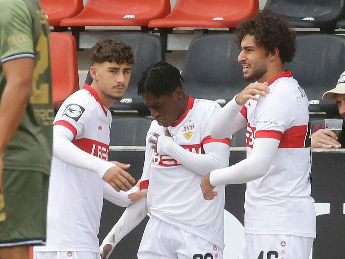 Luan Simnica, Justin Diehl und Wahid Faghir im Trikot des VfB Stuttgart.