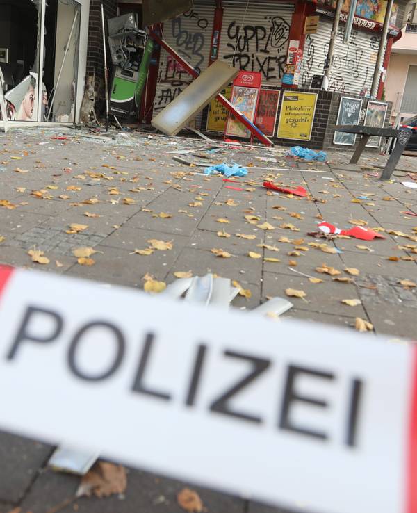 Nach einer Geldautomatensprengung ist der Bereich mit Polizeiabsperrband abgesichert.