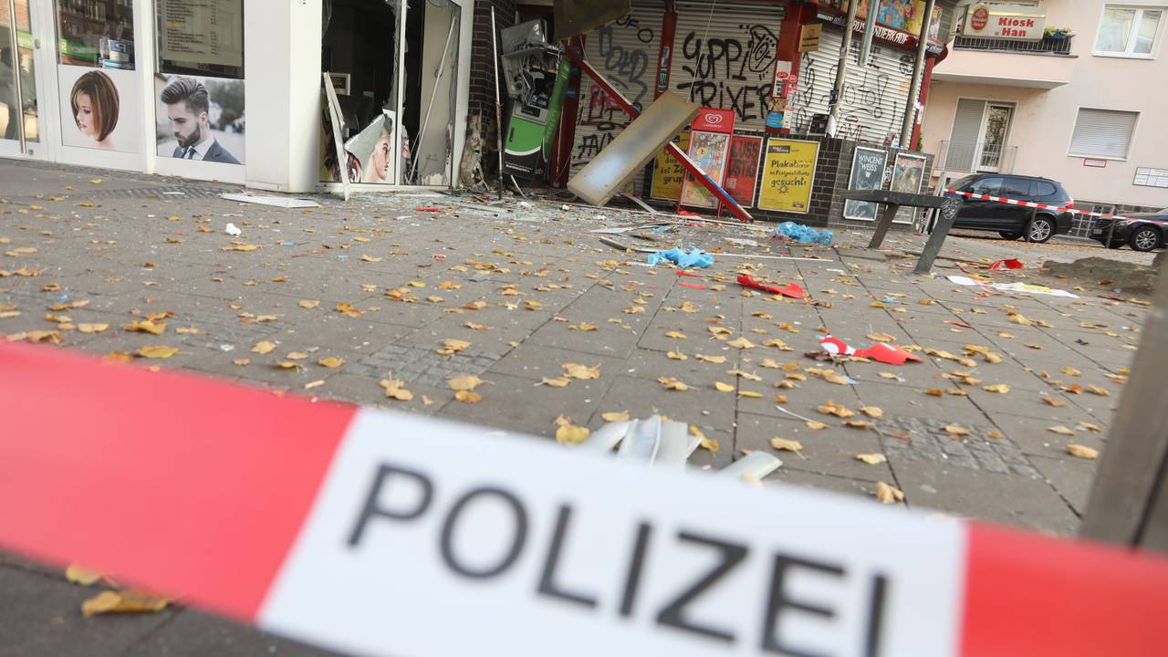 Nach einer Geldautomatensprengung ist der Bereich mit Polizeiabsperrband abgesichert.