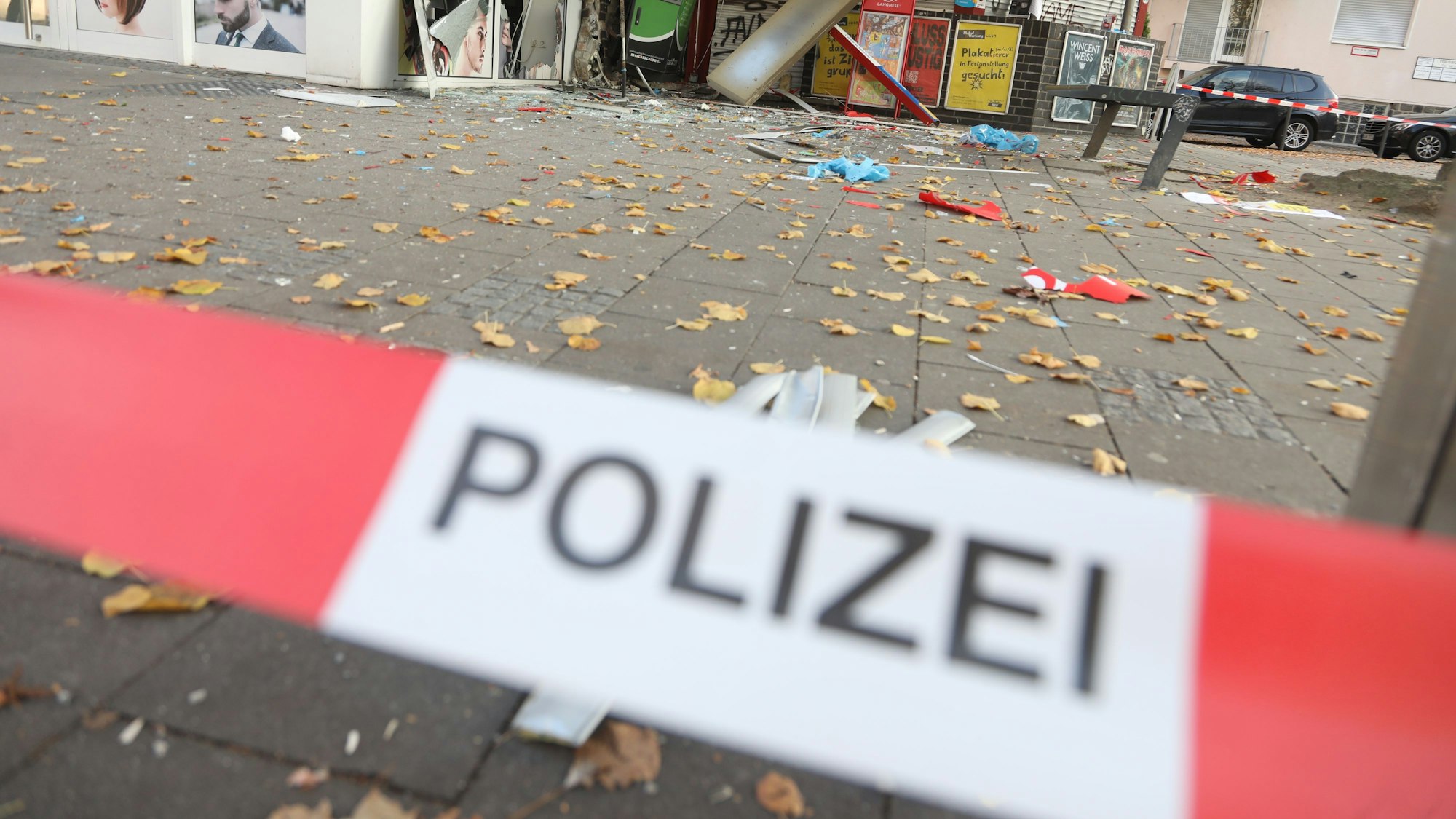 Nach einer Geldautomatensprengung ist der Bereich mit Polizeiabsperrband abgesichert.