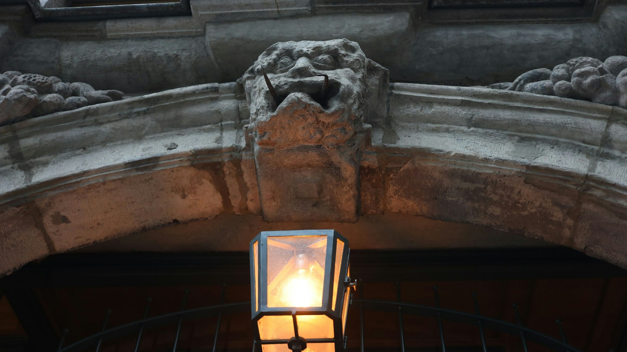 Der „Grinkopf“ über dem Eingang zum Früh-Brauhaus am Kölner Dom