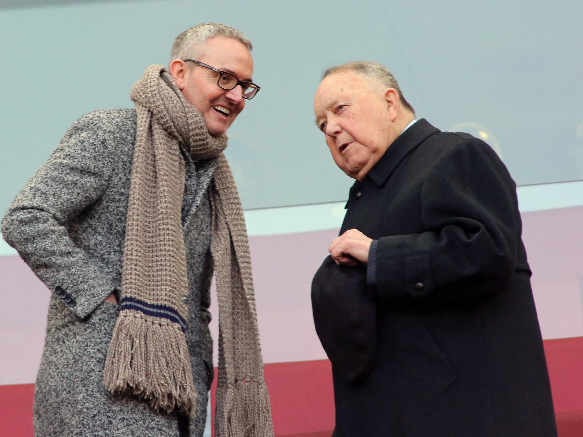 Bernhard Worms unterhält sich auf der Tribüne mit Alexander Wehrle.