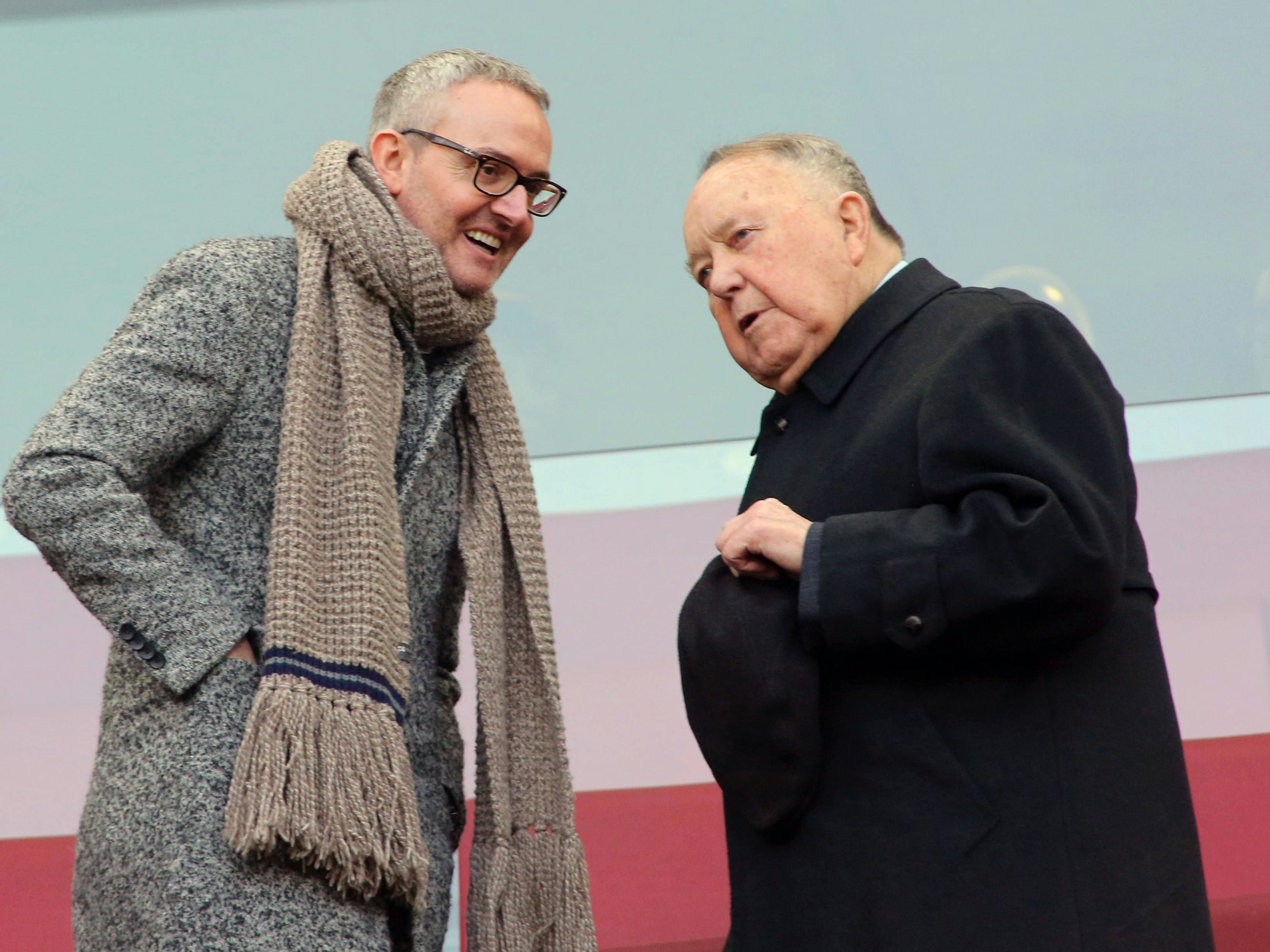 Bernhard Worms unterhält sich auf der Tribüne mit Alexander Wehrle.