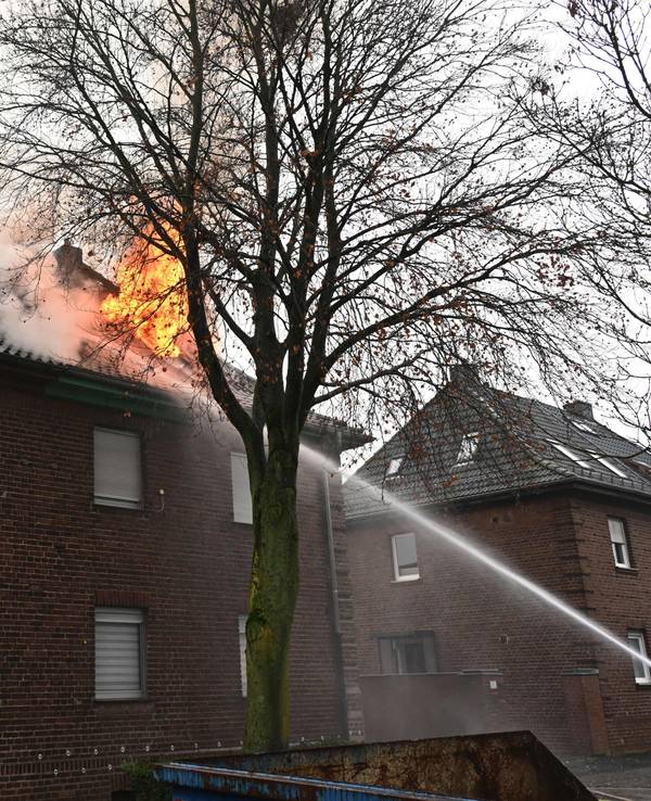 Flammen schlagen aus einem Gebäude in Pulheim bei Köln.