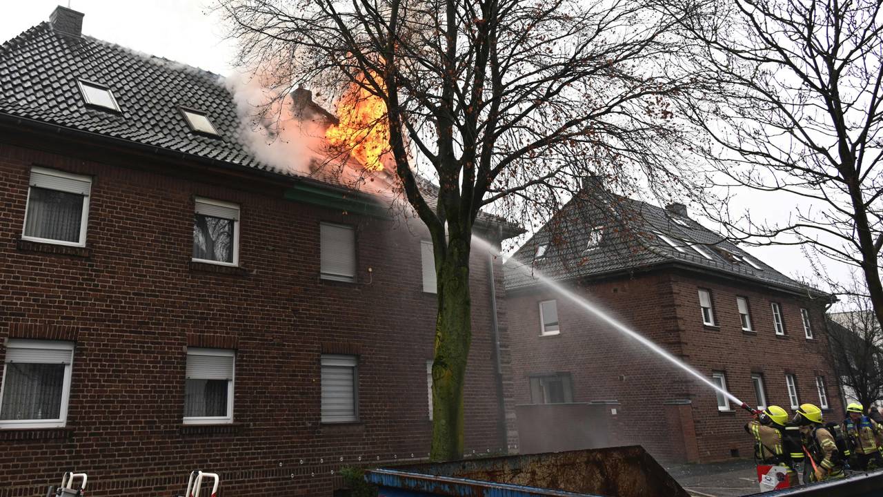 Flammen schlagen aus einem Gebäude in Pulheim bei Köln.