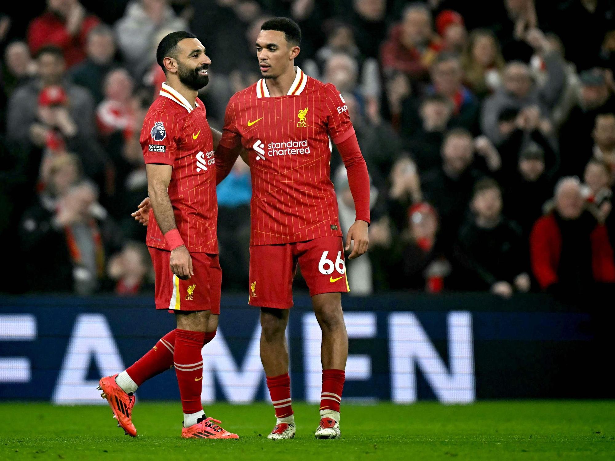 Mohamed Salah (l.) und Trent Alexander-Arnold auf dem Platz.
