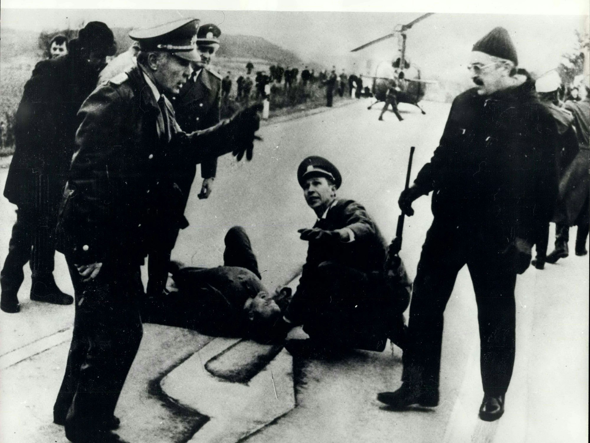 Im Saarland stoppte die Polizei die Gangster. Kurt Vicenik liegt auf dem Boden.