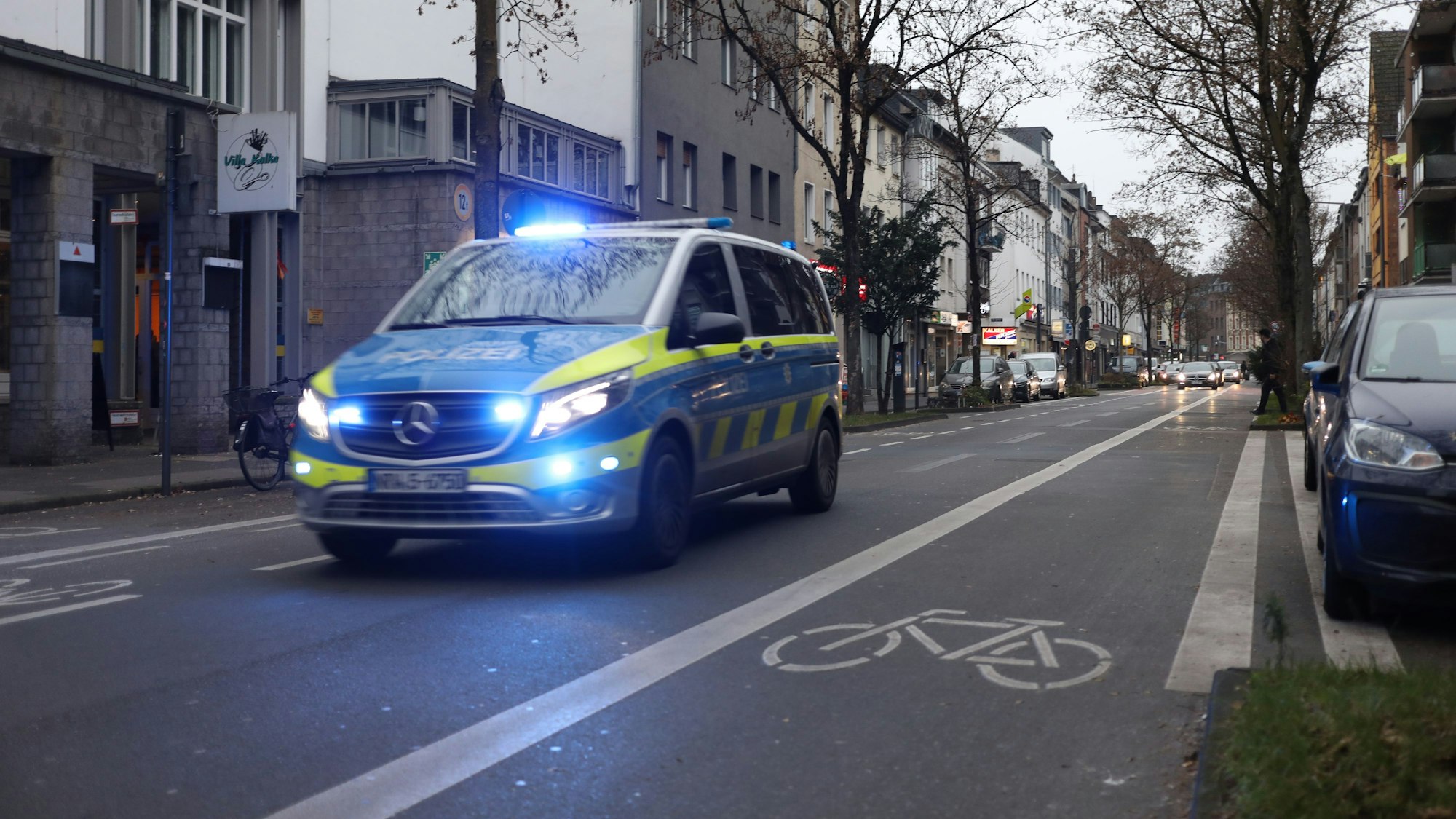 Ein Polizeifahrzeug fährt am 13. Dezember 2024 mit Blaulicht durch Köln. In Bonn wurde jetzt ein Kölner Wohnungsbetrüger gefasst.