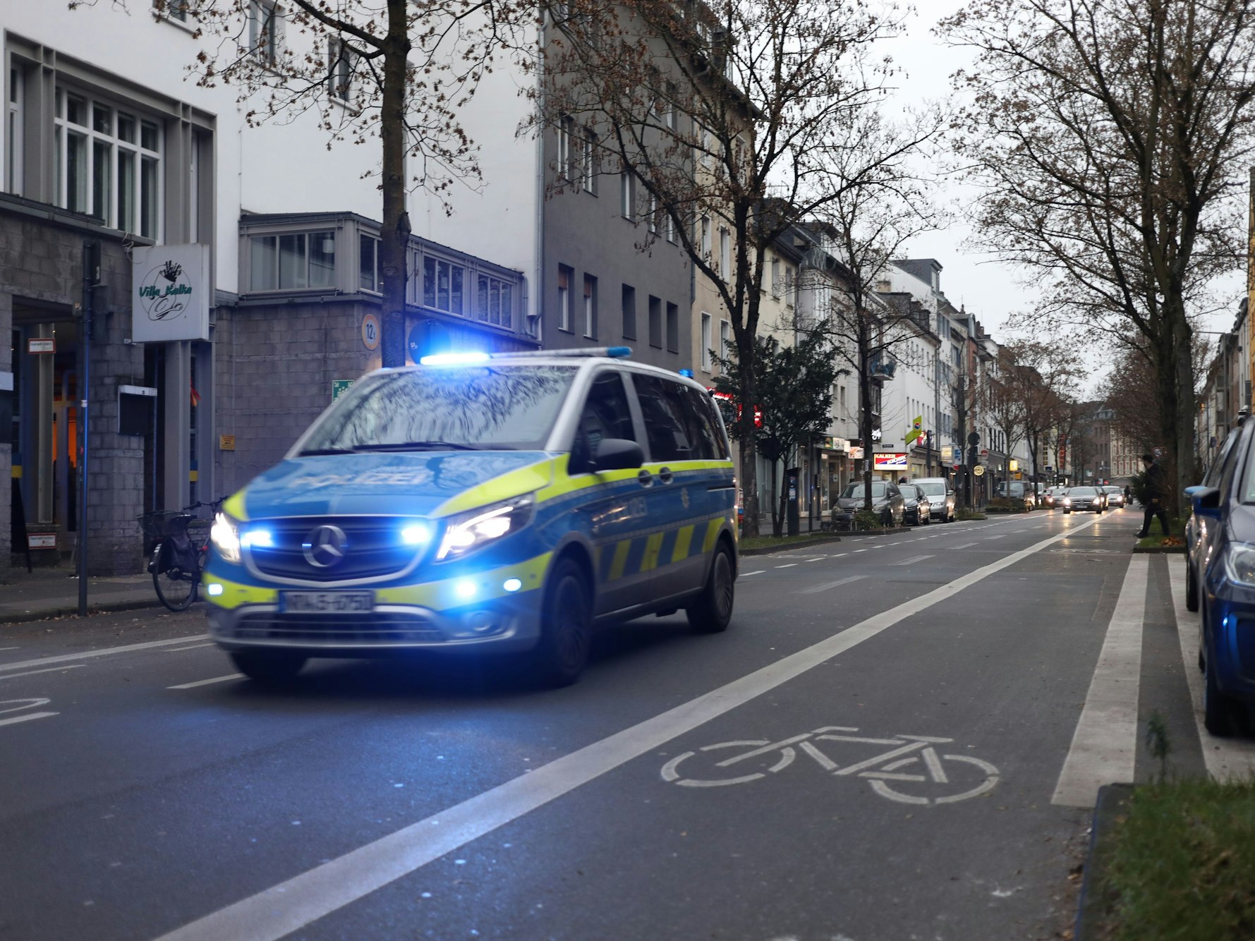 Ein Polizeiwagen fährt der Kalk-Mülheimer-Straße in Köln.