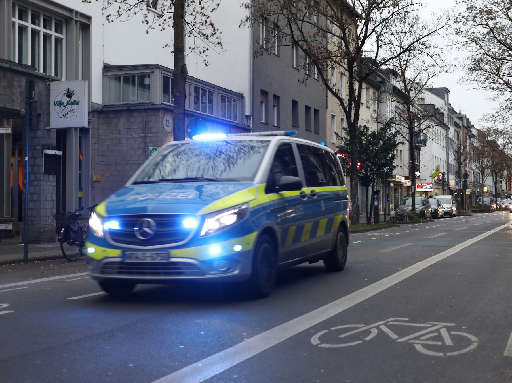 Ein Streifenwagen fährt durch Köln-Kalk.