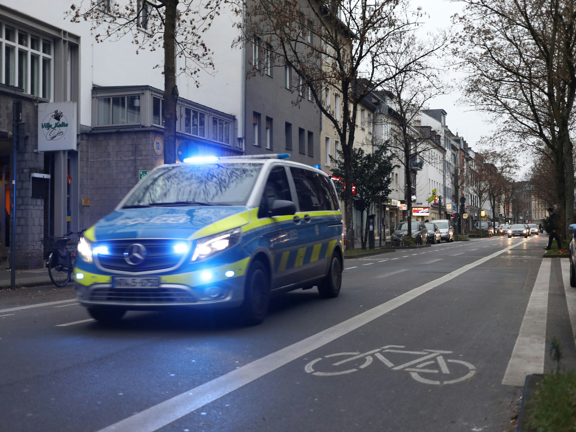 Ein Fahrzeug der Polizei ist auf einer Straße unterwegs.
