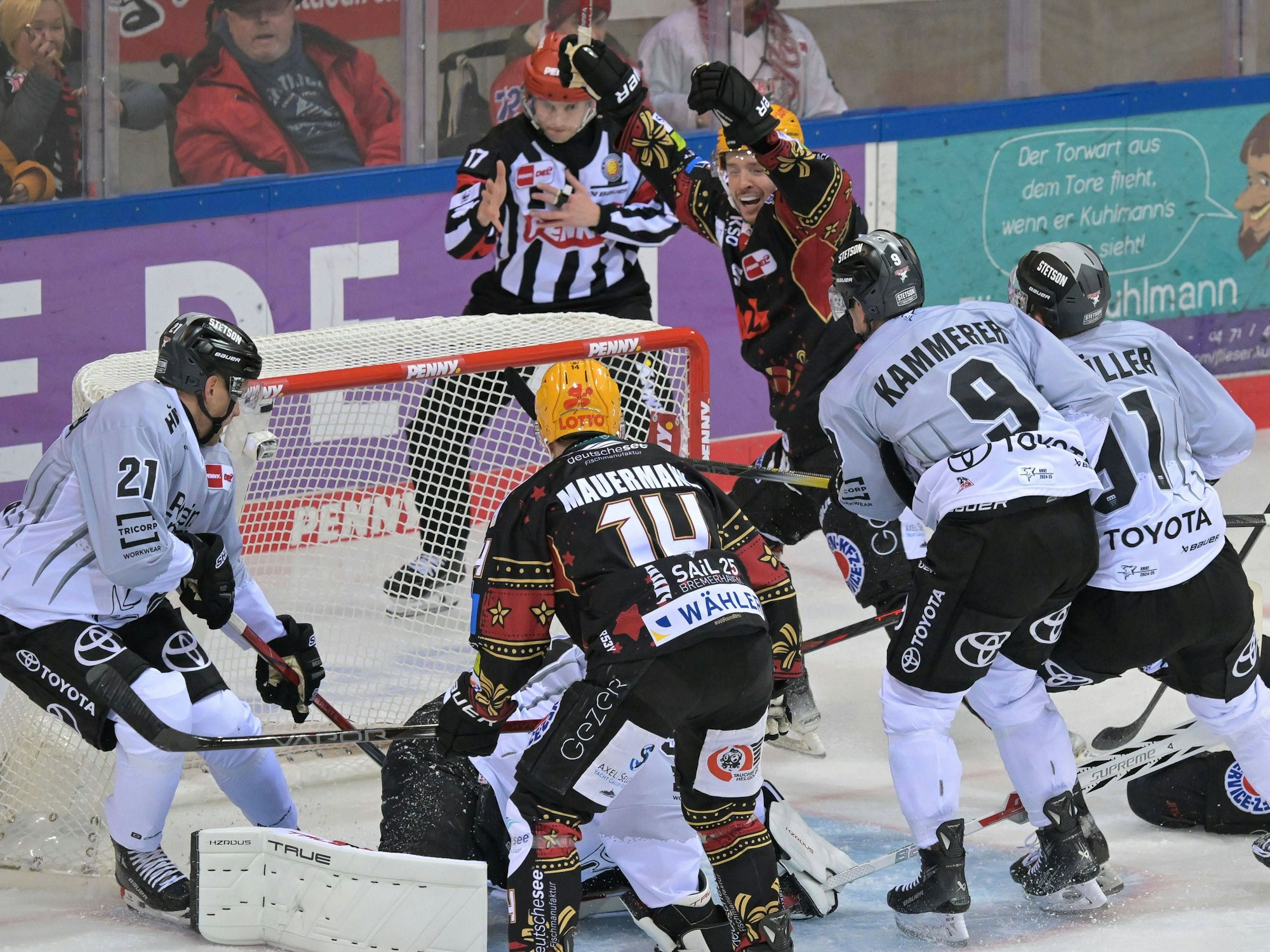 Markus Vikingstad bejubelt seinen Treffer gegen die Kölner Haie.