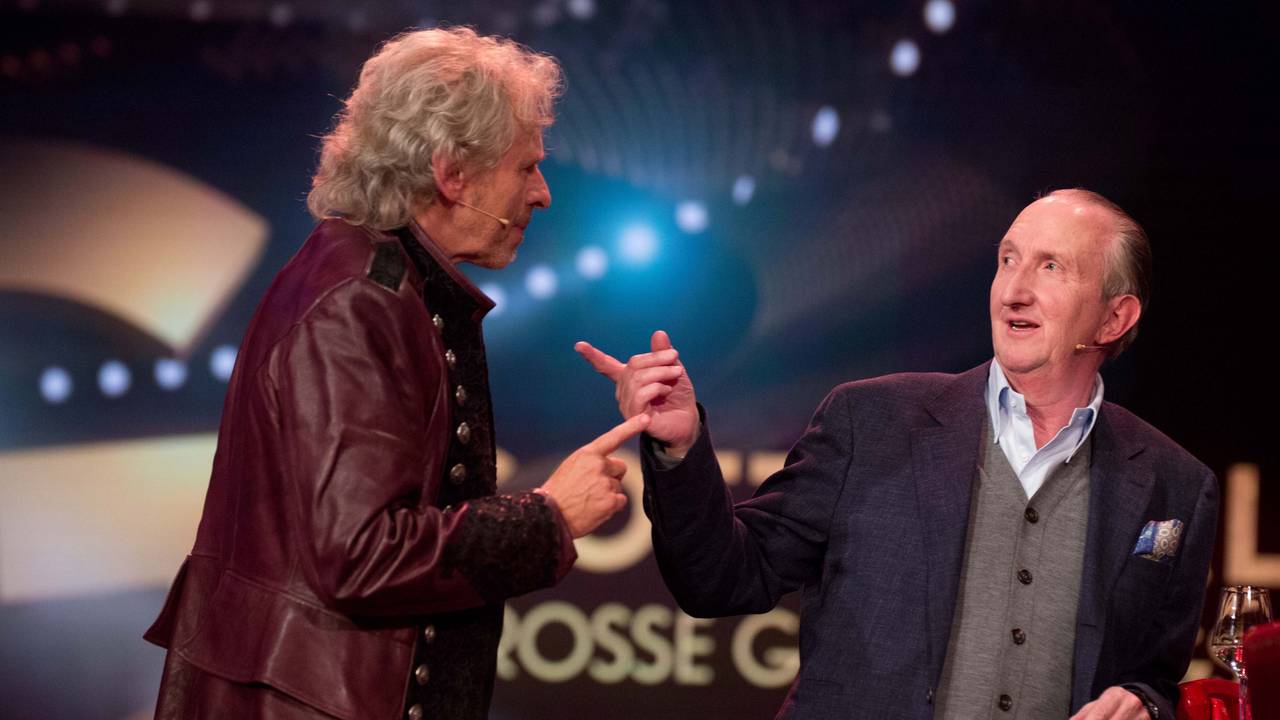 Thomas Gottschalk und Komiker Mike Krüger (r) in der RTL-Live-Show „Herbstblond - Gottschalks große Geburtstagsparty“ im Admiralspalast in Berlin.