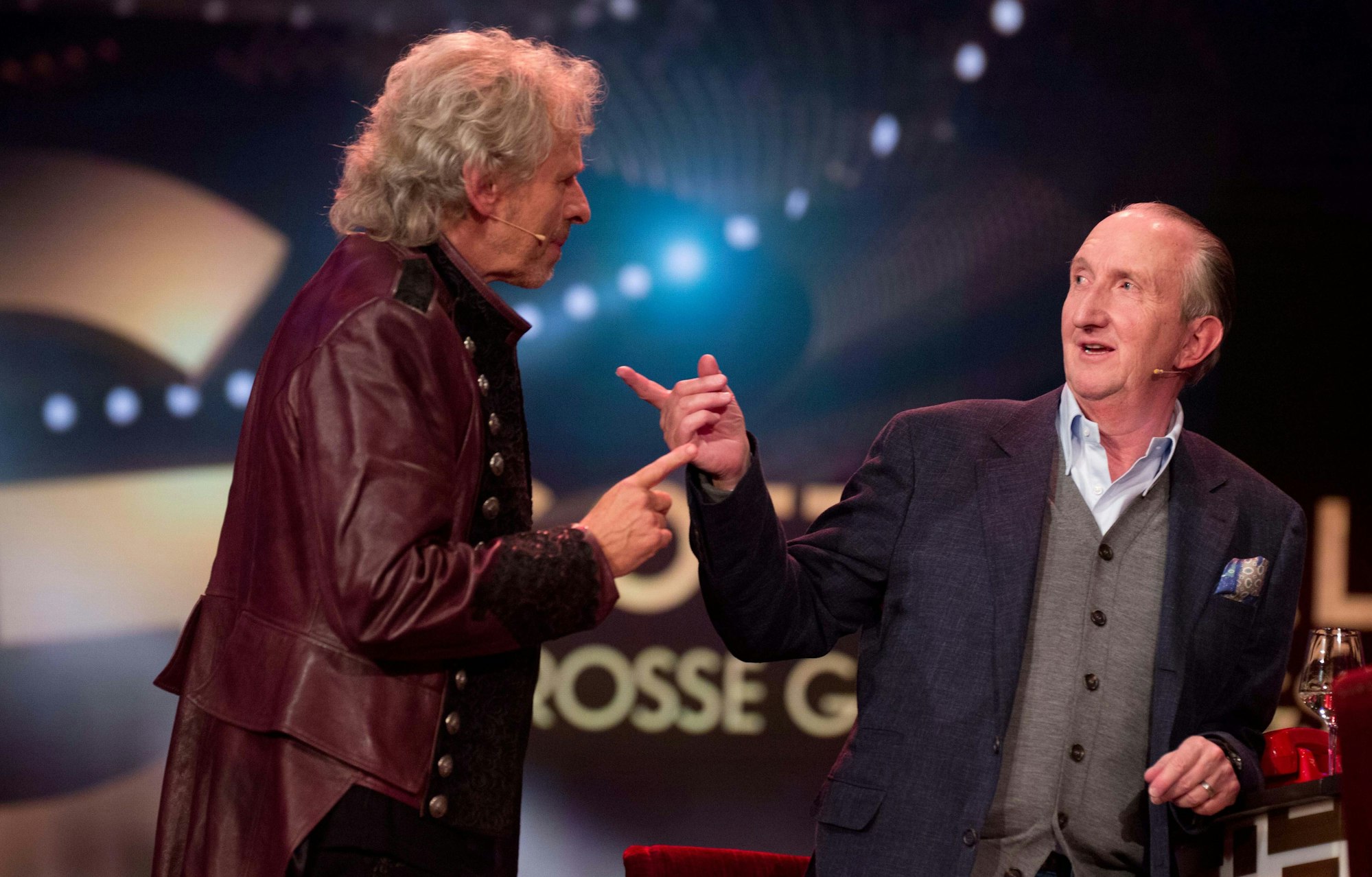 Thomas Gottschalk und Komiker Mike Krüger (r) in der RTL-Live-Show „Herbstblond - Gottschalks große Geburtstagsparty“ im Admiralspalast in Berlin.