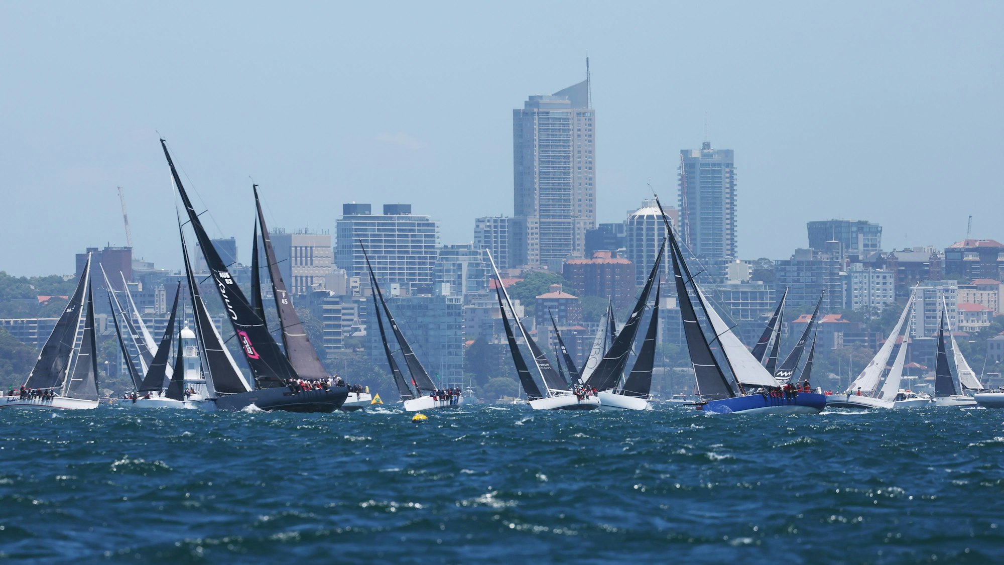 Die Flotte segelt zum Hafen während des Sydney Hobart Yacht Race 2024 in Sydney.