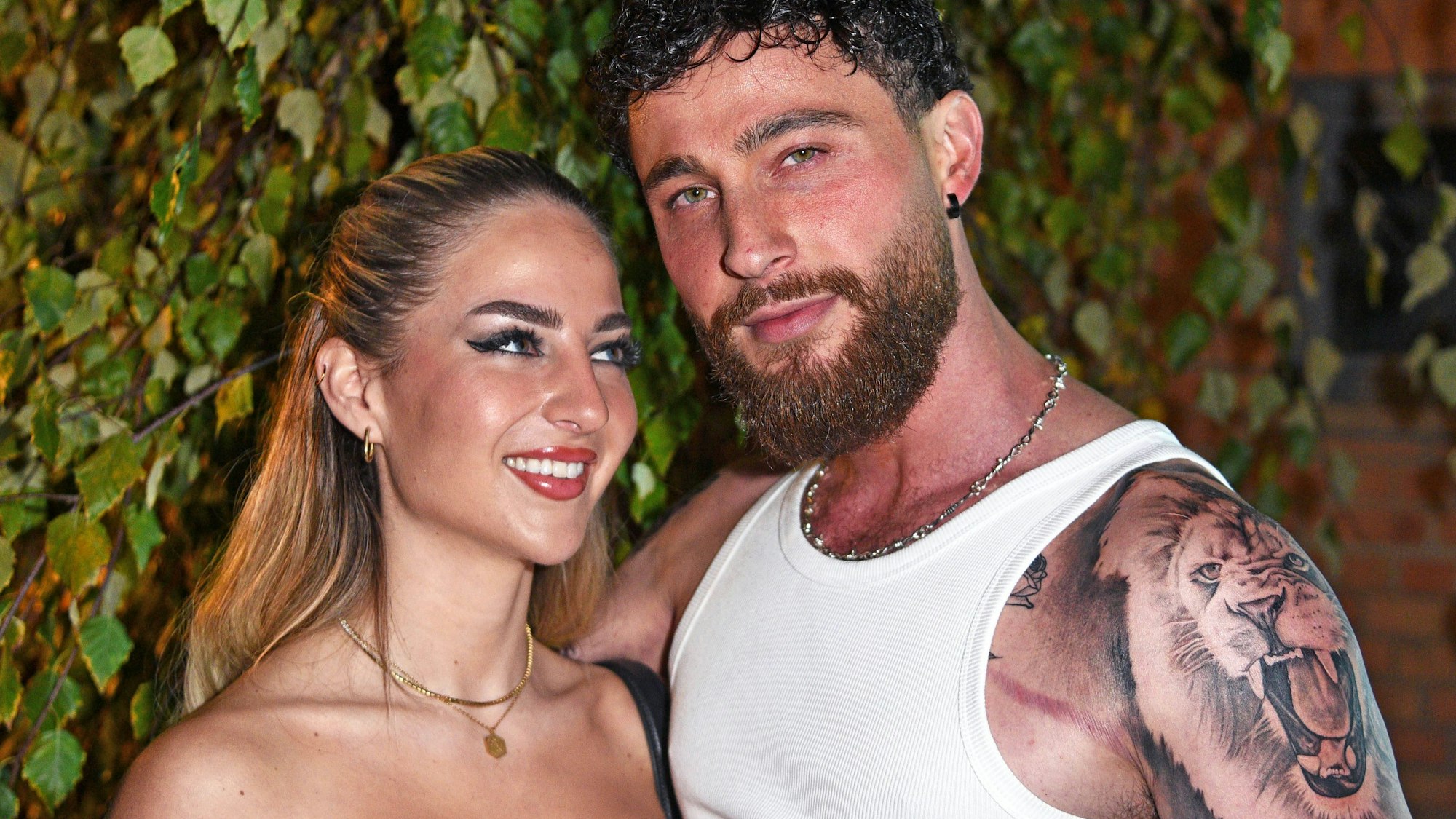 Emma Fernlund und Umut Tekin, hier auf einer Halloween-Party am 25. Oktober 2024, sollen wohl wieder ein Paar sein.