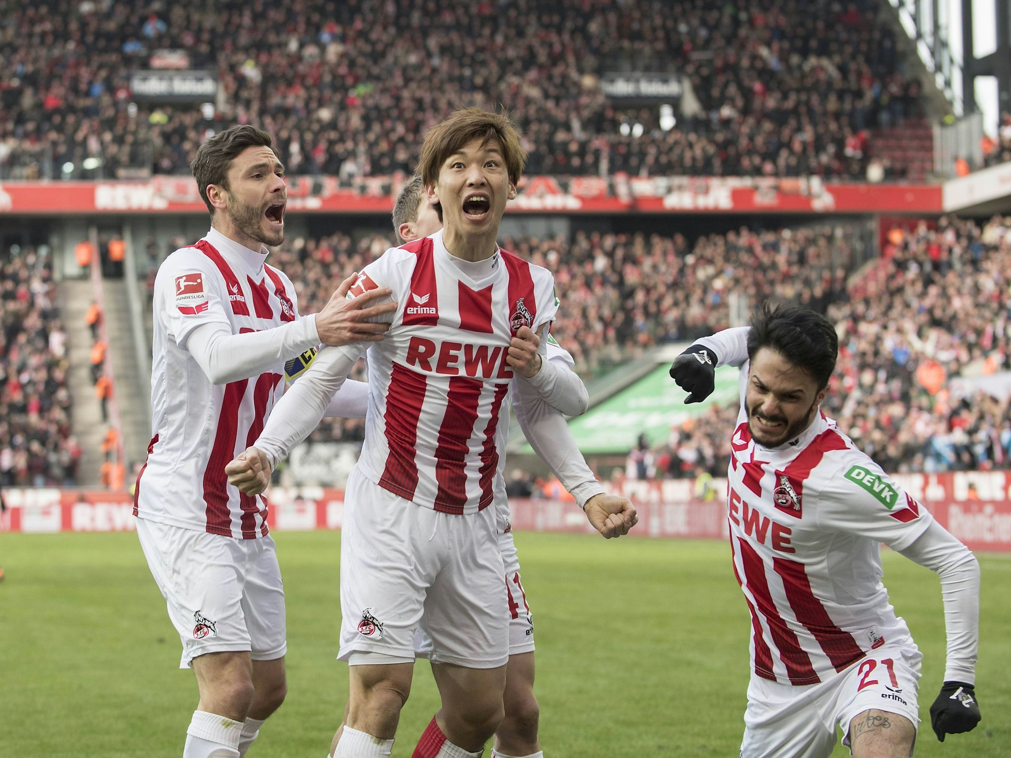 Ex-FC-Profi Yuya Osako (M.) bejubelt gemeinsam mit Jonas Hector (l.) und Leonardo Bittencourt seinen Treffer zur 1:0-Führung gegen Bayer Leverkusen am 18. März 2018.