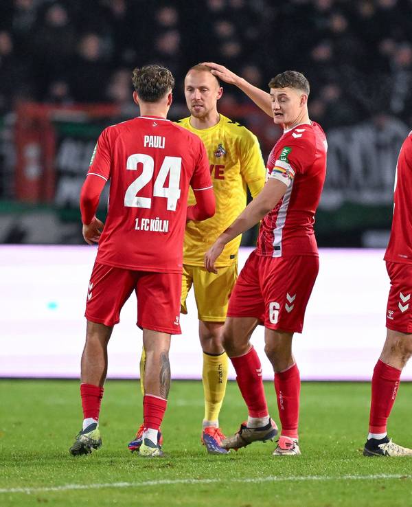 Julian Pauli, Marvin Schwäbe, Eric Martel und Dominique Heintz beim Spiel in Münster.