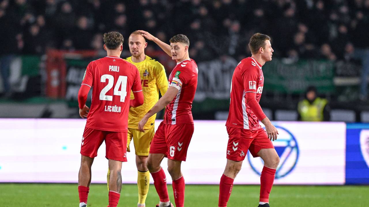 Julian Pauli, Marvin Schwäbe, Eric Martel und Dominique Heintz beim Spiel in Münster.
