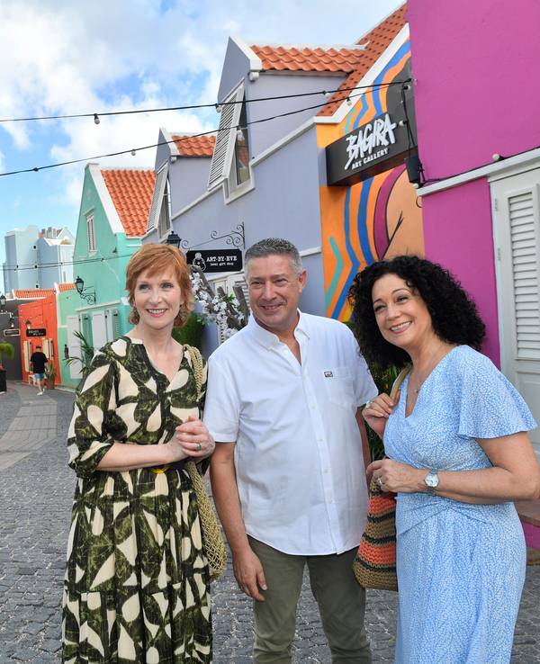 Jochen Thabazi (Joachim Llambi, M.) lädt Hanna Liebhold (Barbara Wussow, r.) und Birgit Schneider (Fanny Stavjanik, l.) zu einem Salsa-Abend ein.