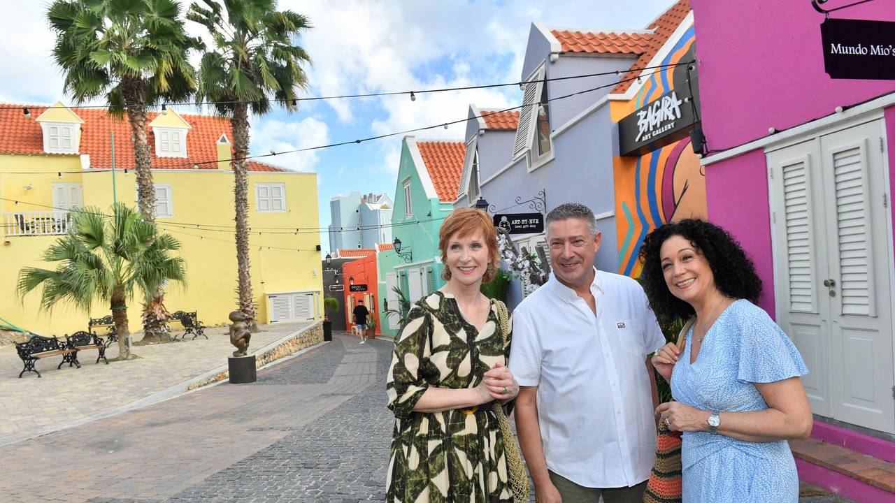 Jochen Thabazi (Joachim Llambi, M.) lädt Hanna Liebhold (Barbara Wussow, r.) und Birgit Schneider (Fanny Stavjanik, l.) zu einem Salsa-Abend ein.