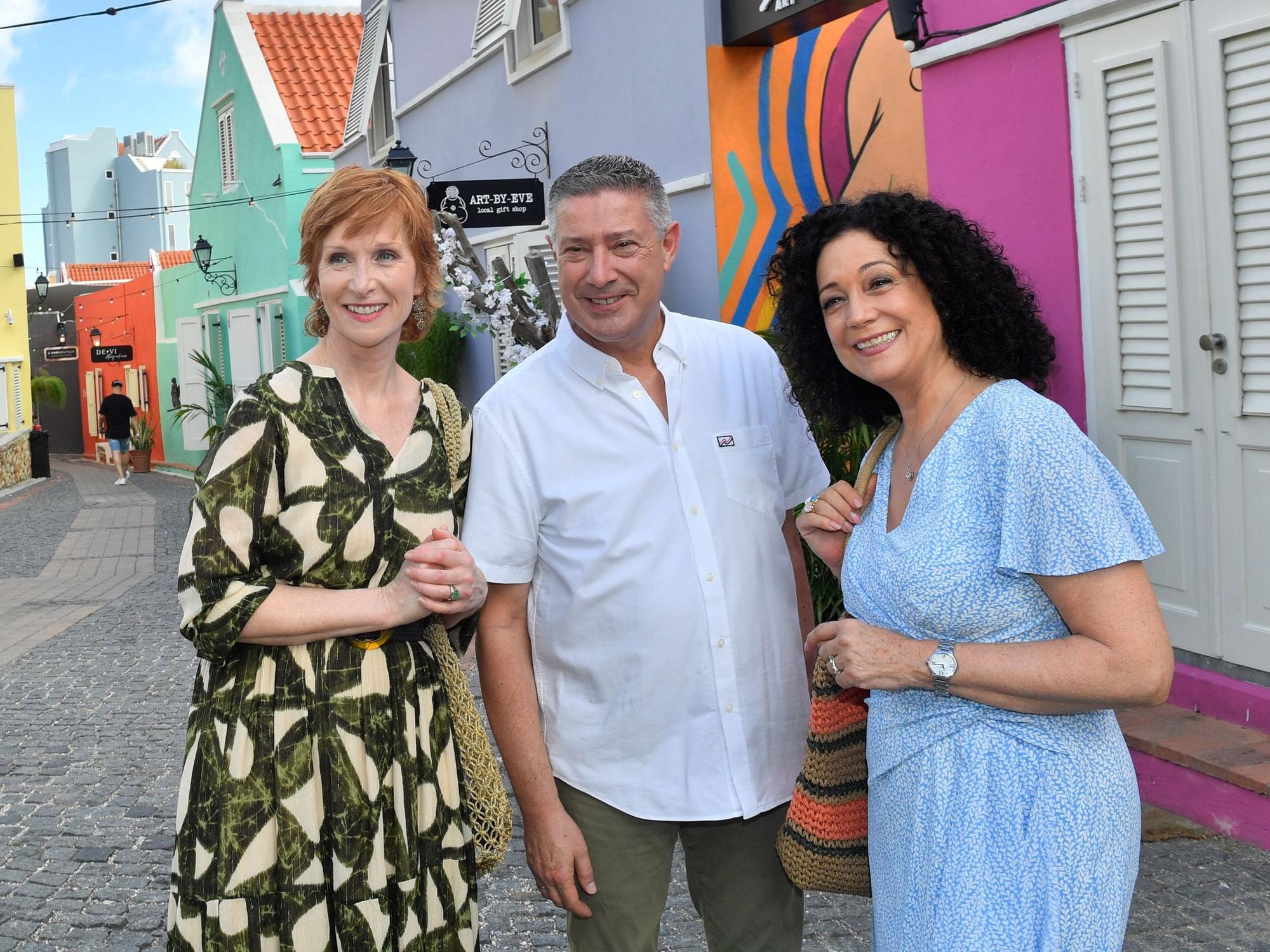 Jochen Thabazi (Joachim Llambi, M.) lädt Hanna Liebhold (Barbara Wussow, r.) und Birgit Schneider (Fanny Stavjanik, l.) zu einem Salsa-Abend ein.
