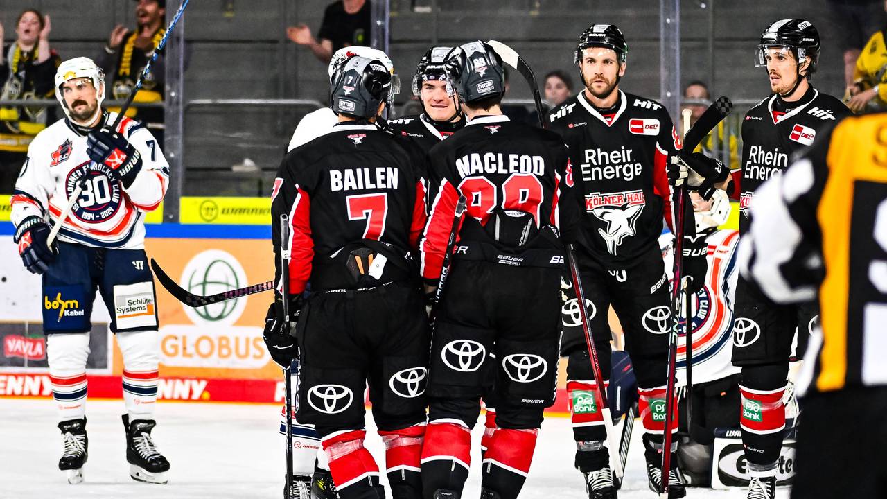 Die Kölner Haie jubeln über einen Treffer.