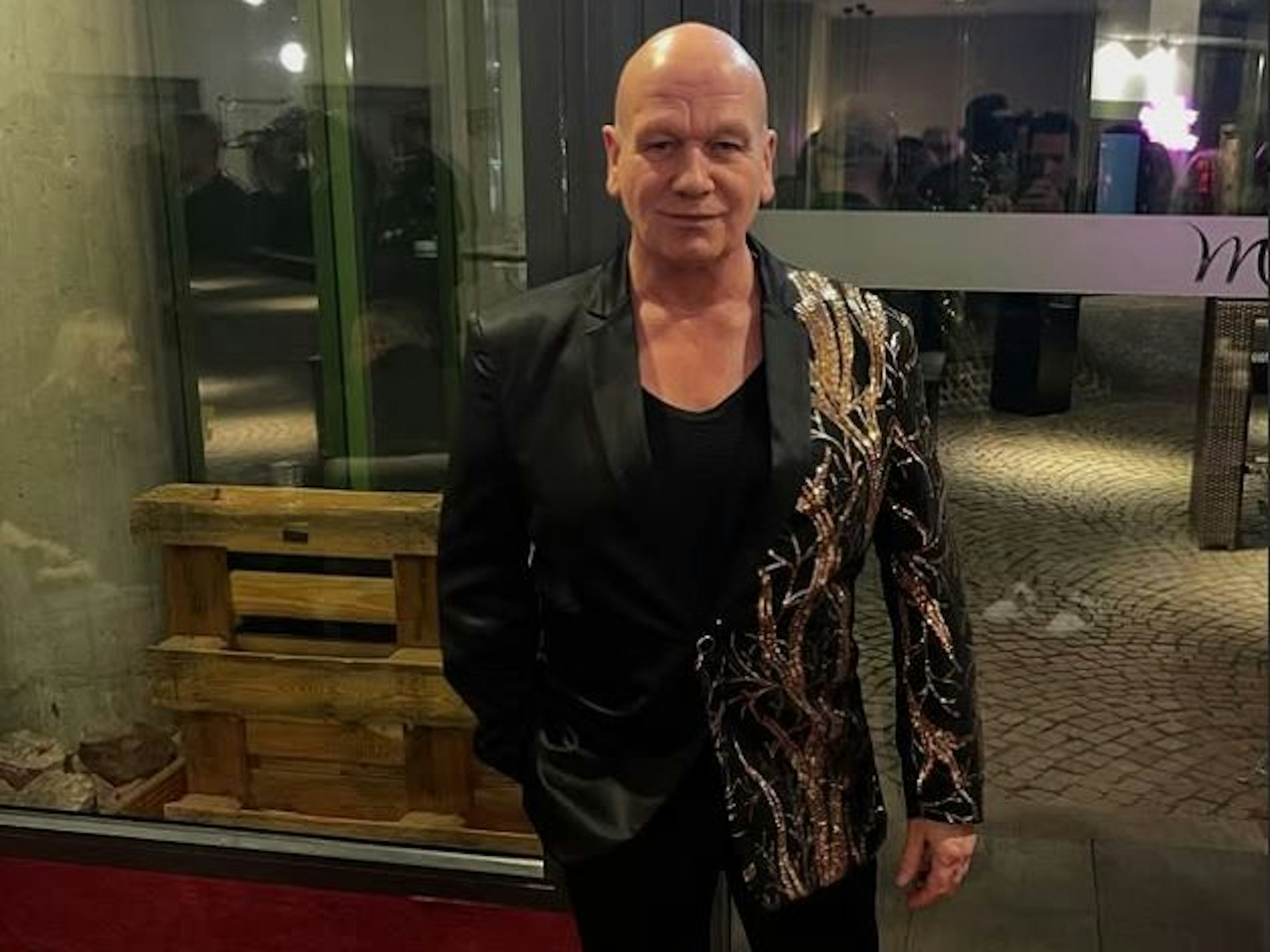 Das Foto zeigt Schauspieler Tom Barcal am 23. November 2024.