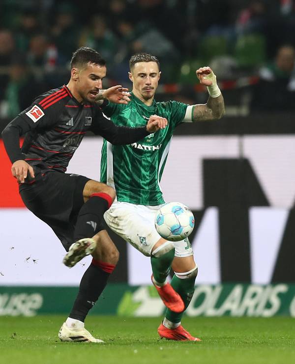 van Prtajin im Zweikampf mit Marco Friedl.