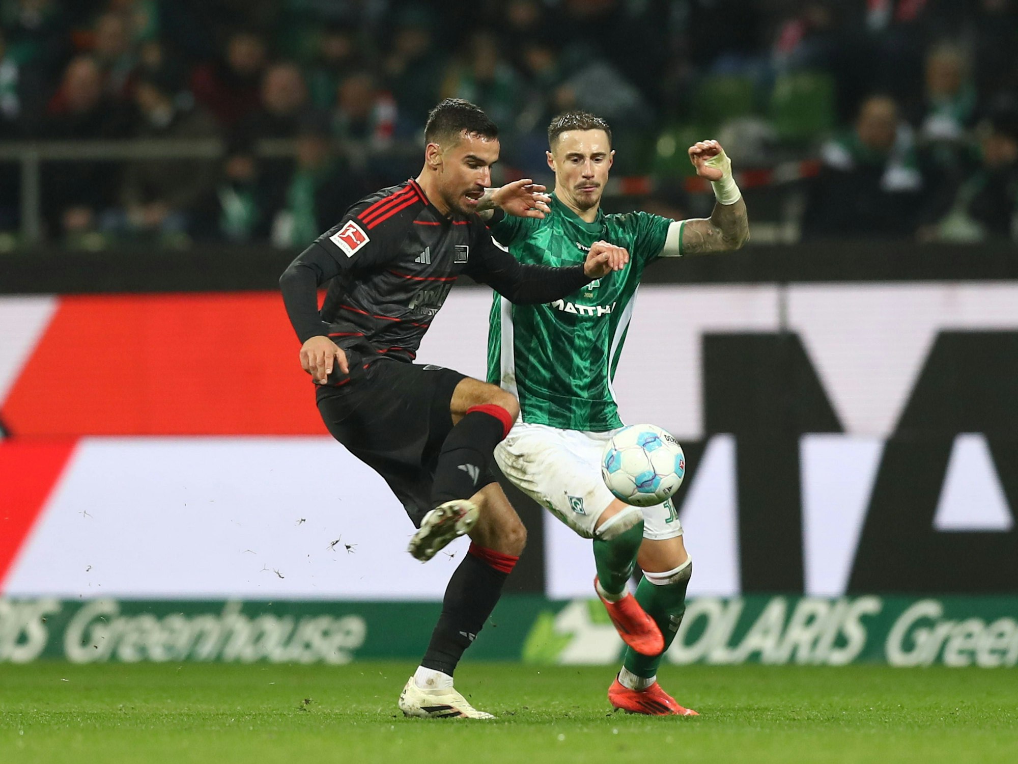 van Prtajin im Zweikampf mit Marco Friedl.