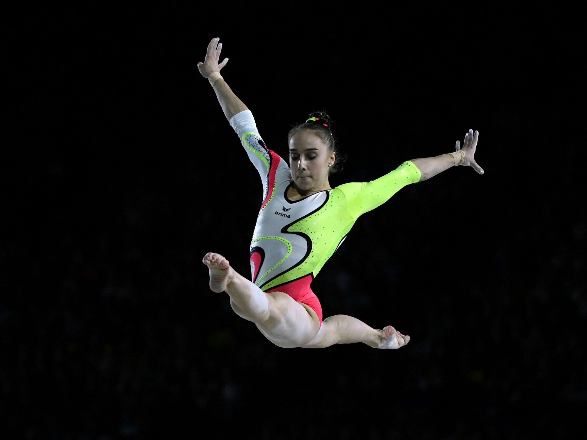 Tabea Alt auf dem Schwebebalken.